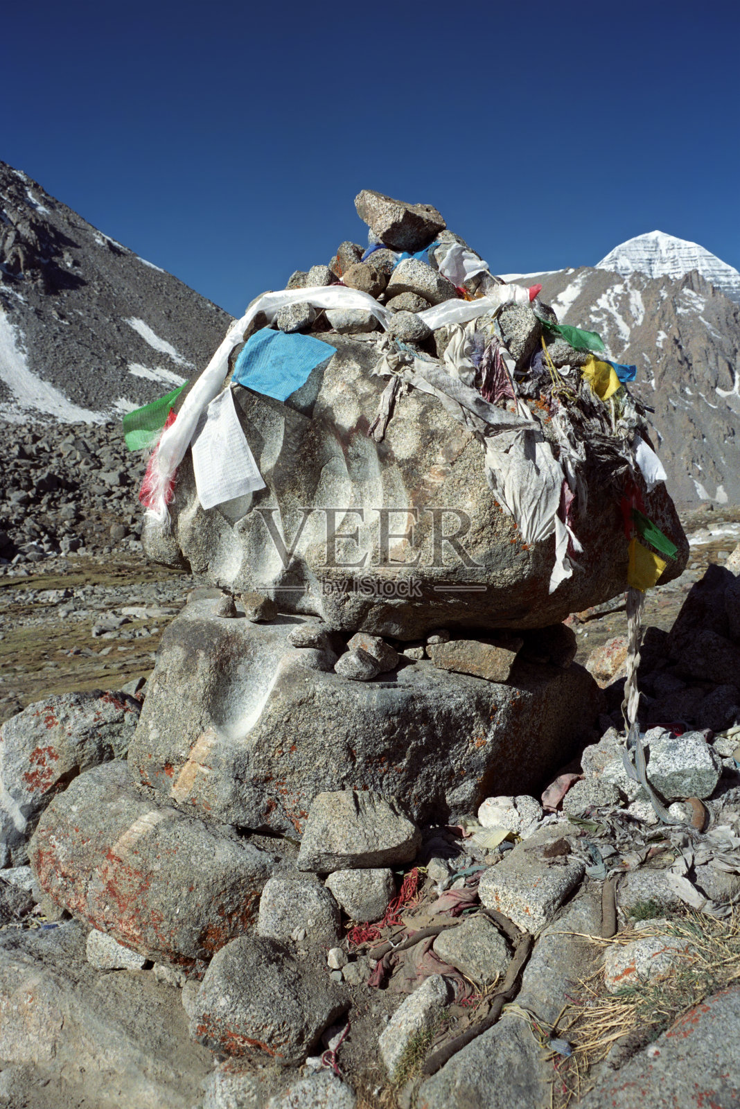 冈仁波齐山的圣石。照片摄影图片