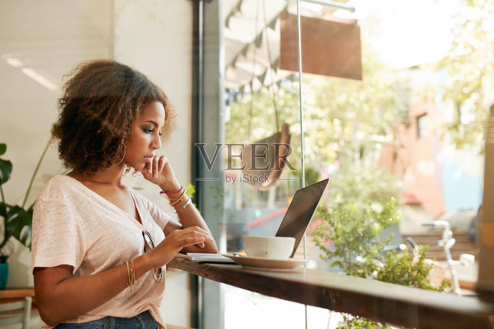 年轻黑人妇女在咖啡馆使用笔记本电脑照片摄影图片