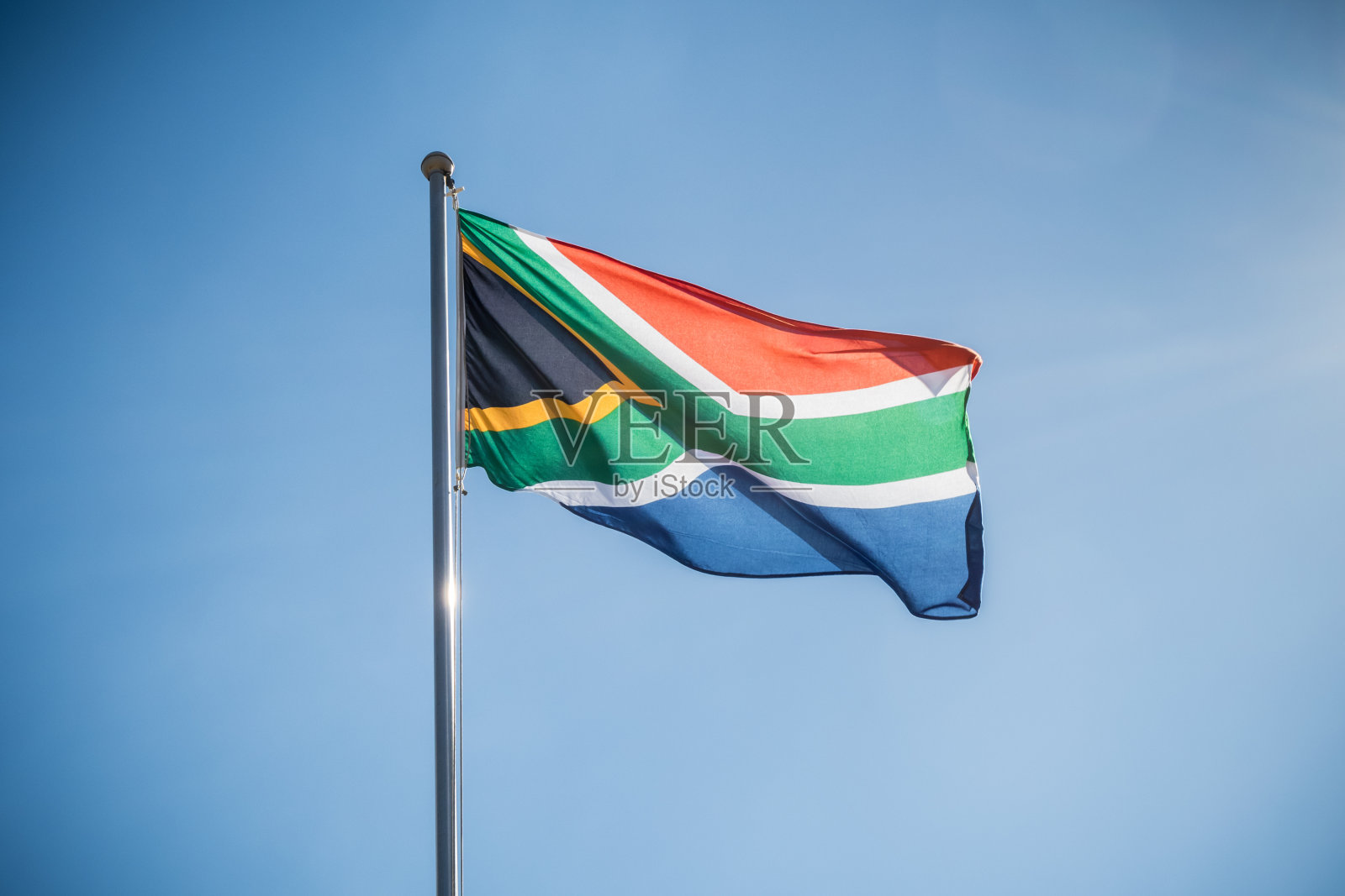 蓝天映衬下的南非国旗照片摄影图片