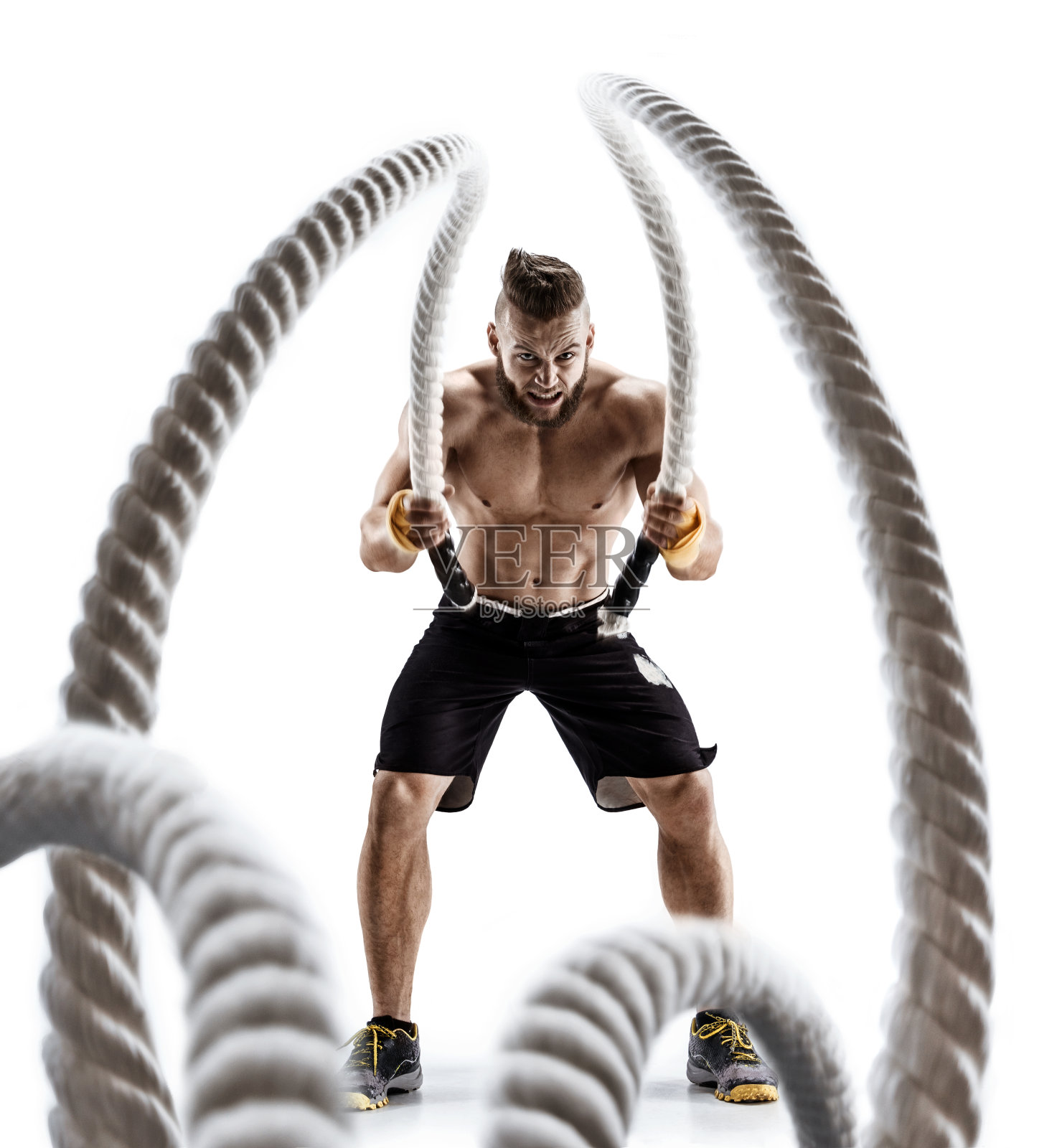 有魅力的肌肉男用沉重的绳索锻炼身体。照片摄影图片