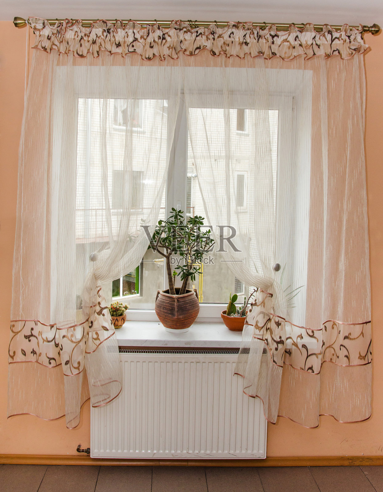 厨房窗户上优雅的轻窗帘(薄纱)照片摄影图片