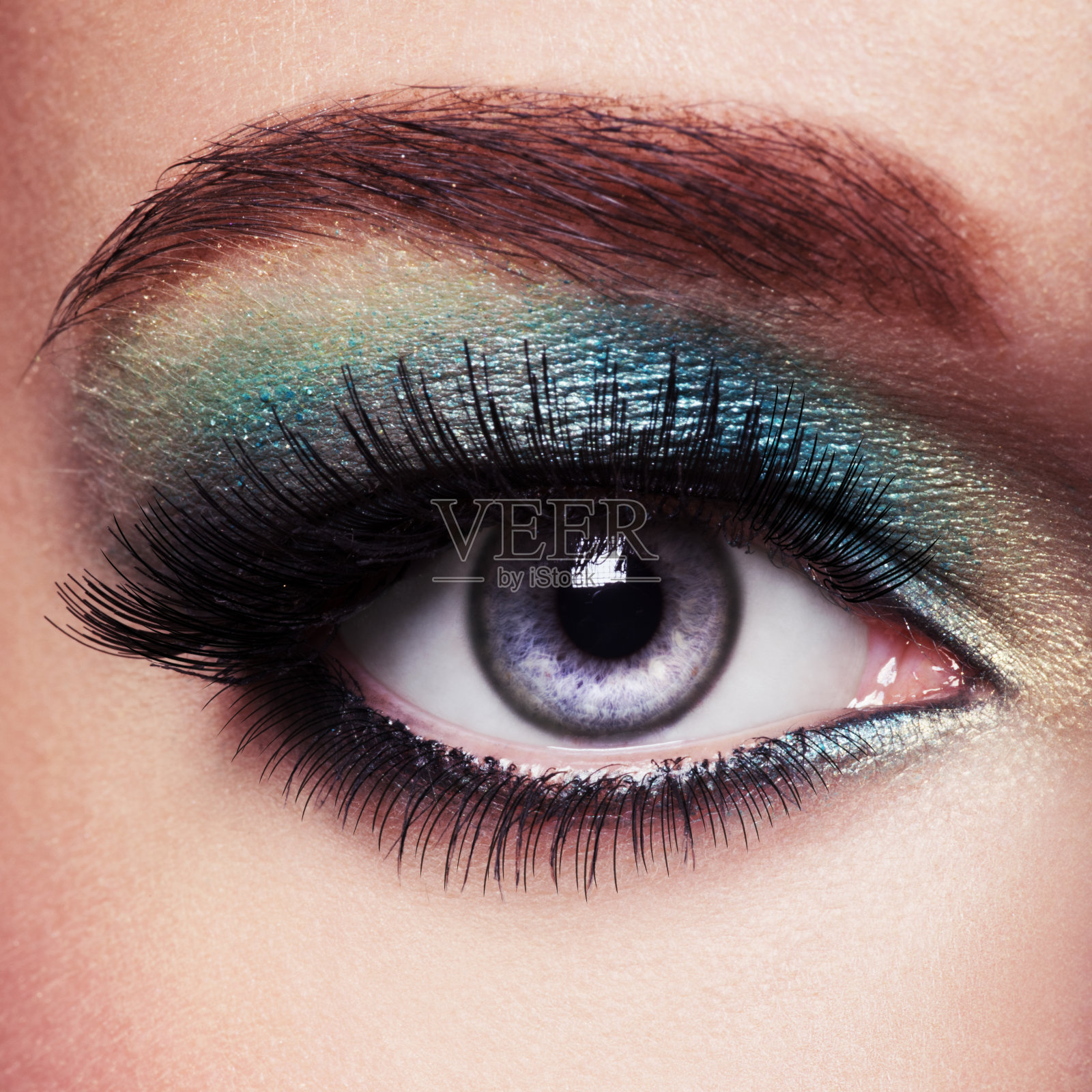 女人的眼睛配上绿色的化妆品。长睫毛照片摄影图片