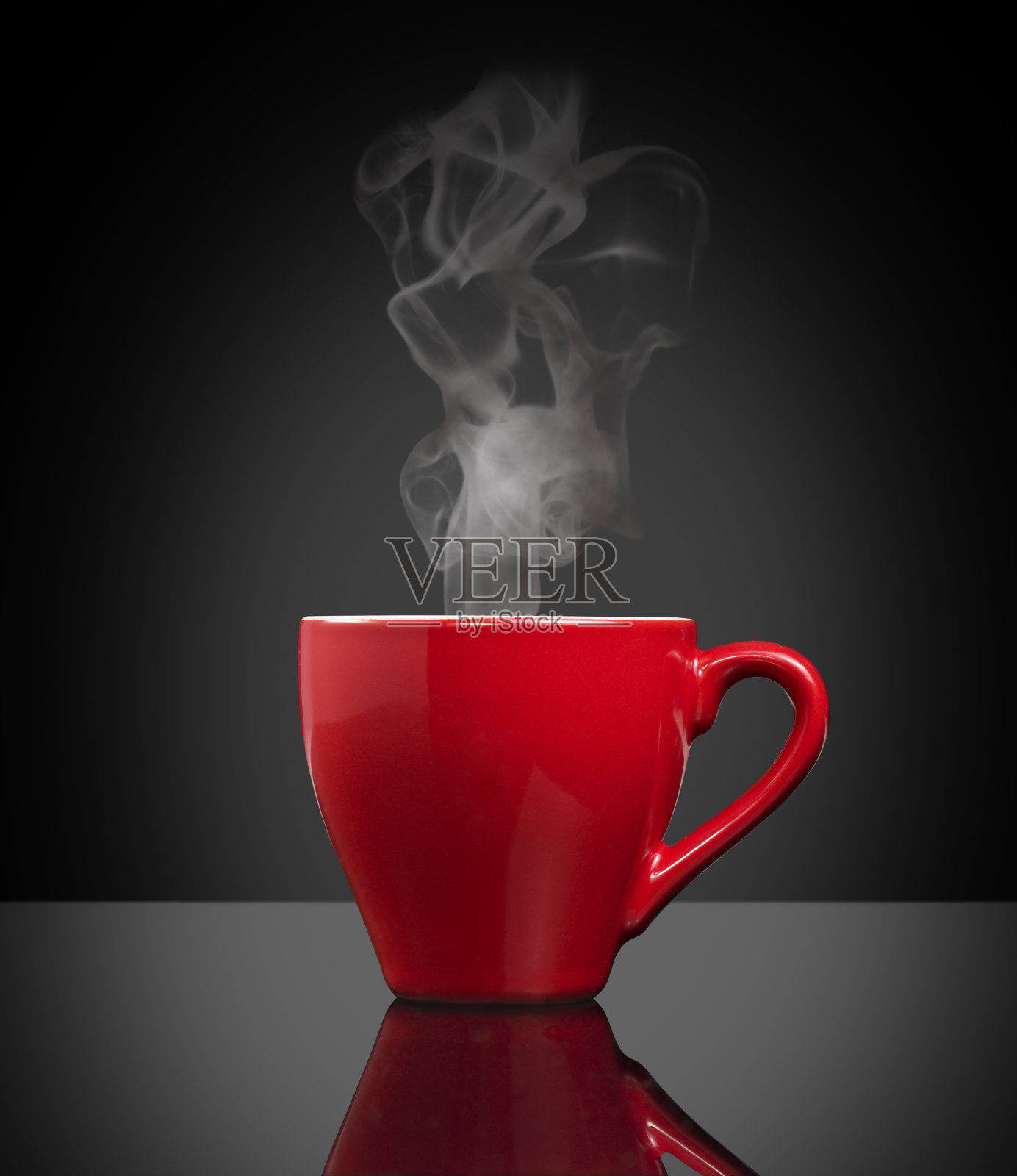 黑色背景下的红杯冒着热气的咖啡照片摄影图片