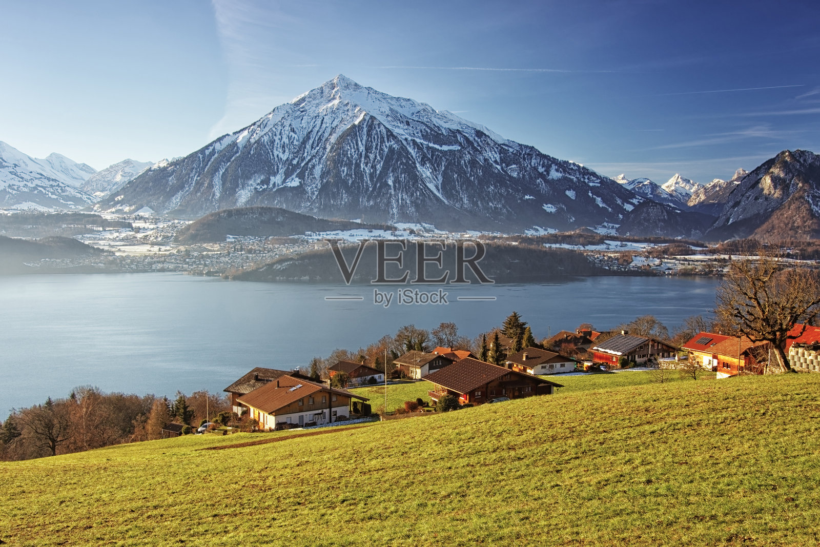 图恩湖附近的瑞士山脉的全景湖景照片摄影图片