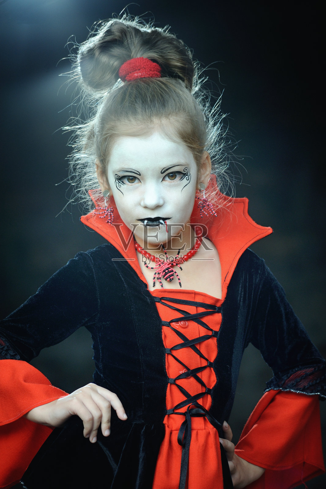 装扮成吸血鬼哥特万圣节的小女孩照片摄影图片