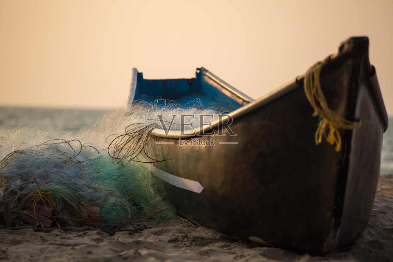 戈卡纳海滩上一艘渔网渔船照片摄影图片