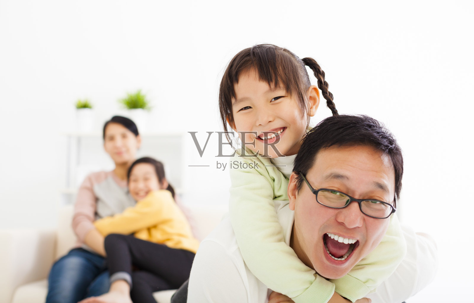 快乐的亚洲家庭在客厅里照片摄影图片
