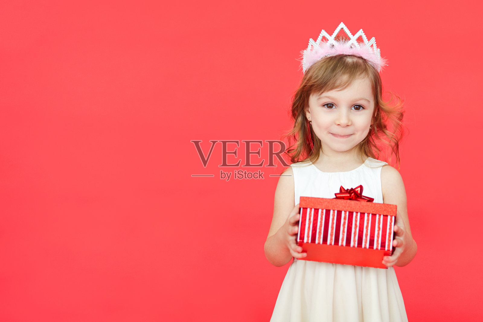 可爱的学龄前小女孩圣诞肖像，孤立在红色照片摄影图片