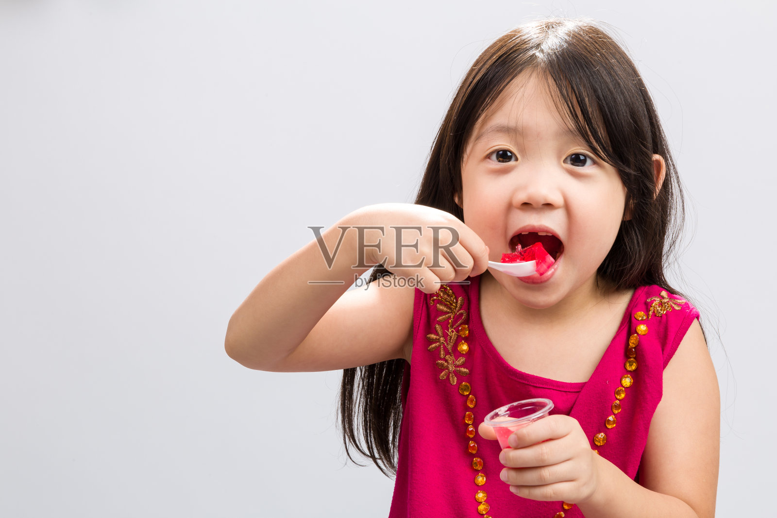 儿童吃明胶甜点/儿童吃明胶甜点背部照片摄影图片