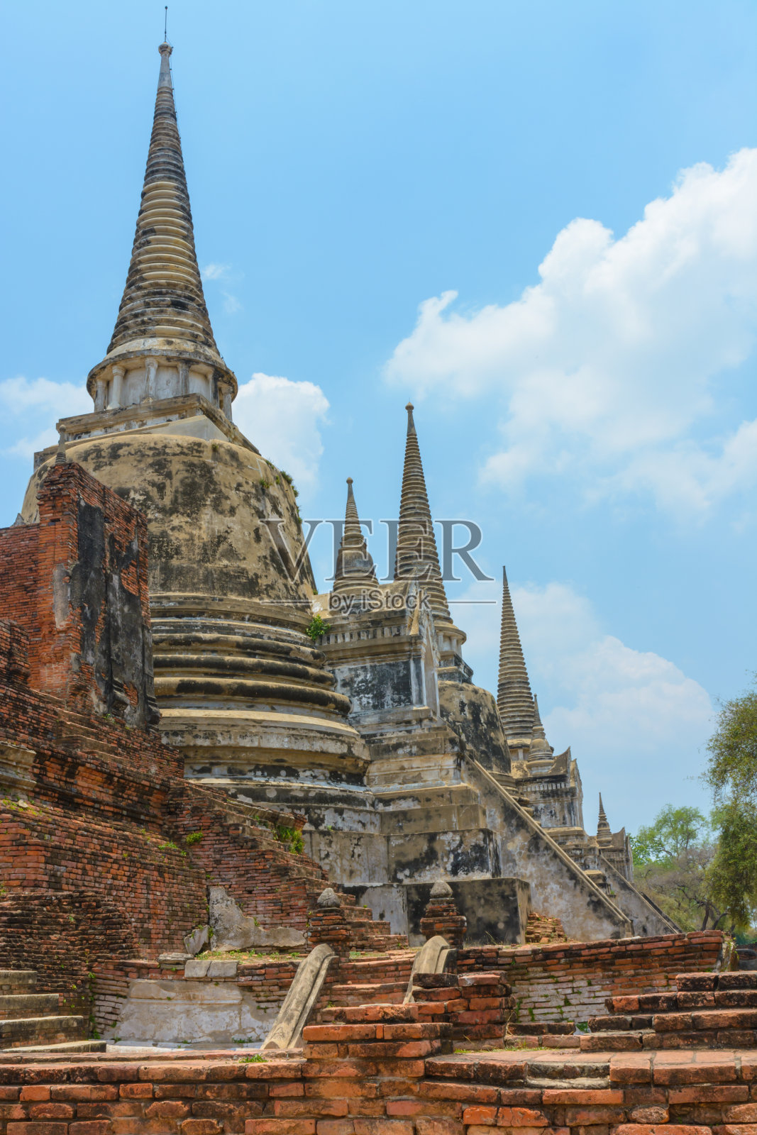 三塔在泰国历史公园与垂直视野照片摄影图片