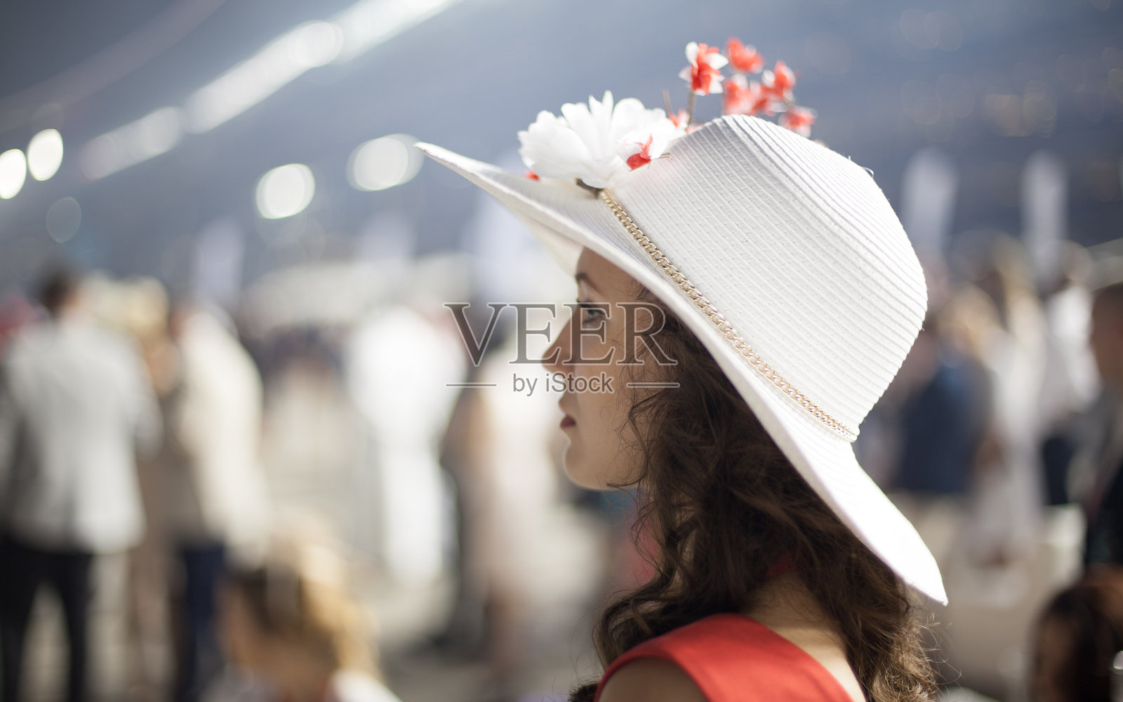 美丽的女孩戴着樱花花帽照片摄影图片