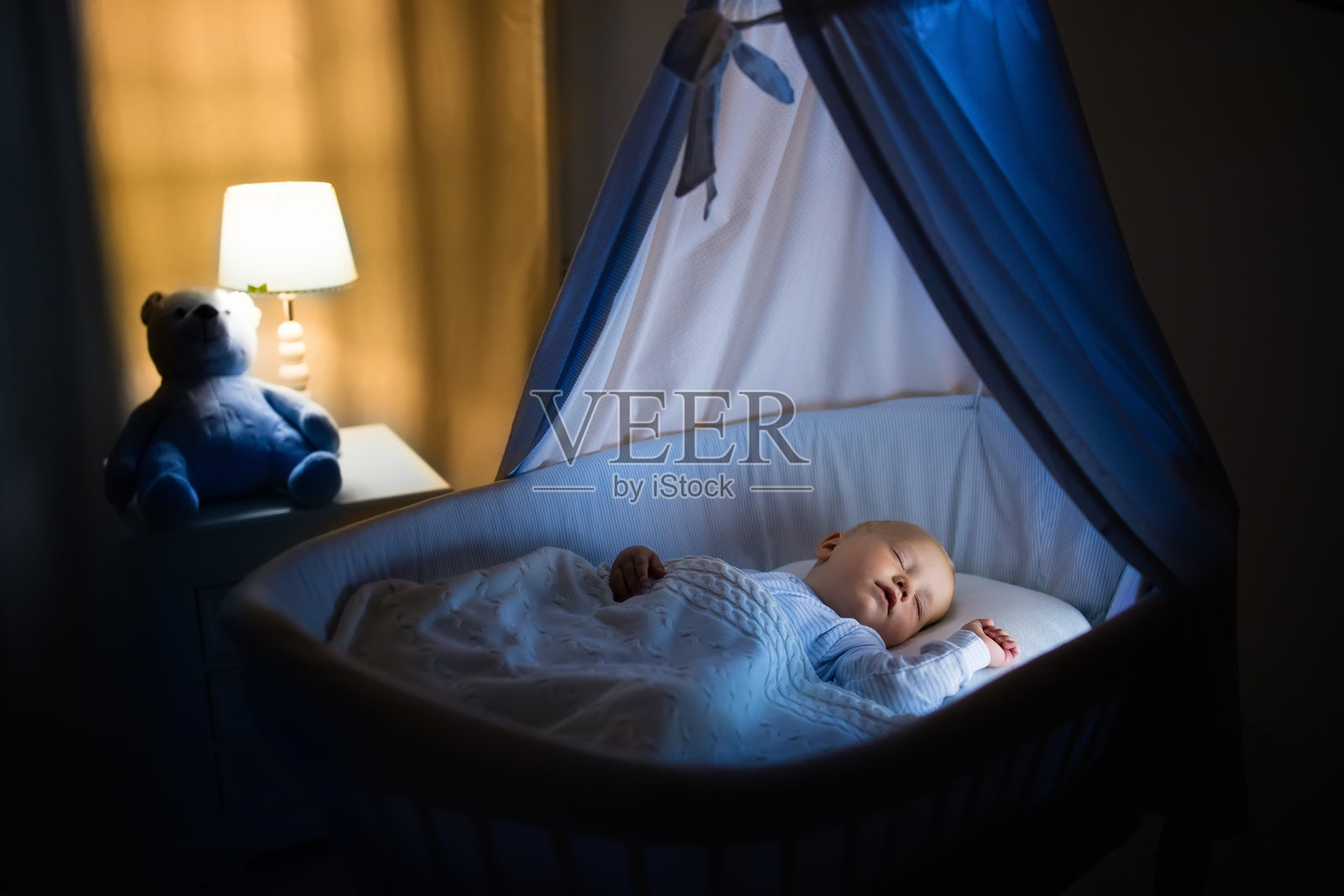 可爱的小男孩在晚上睡觉照片摄影图片