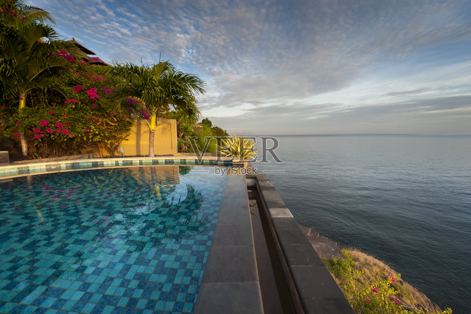 巴厘岛别墅的无限泳池照片摄影图片