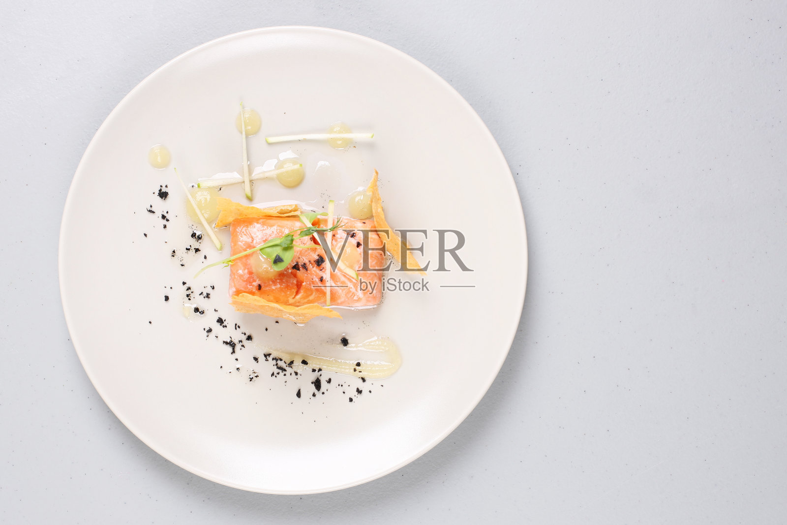 烟熏三文鱼和酱汁，分子烹饪技术照片摄影图片