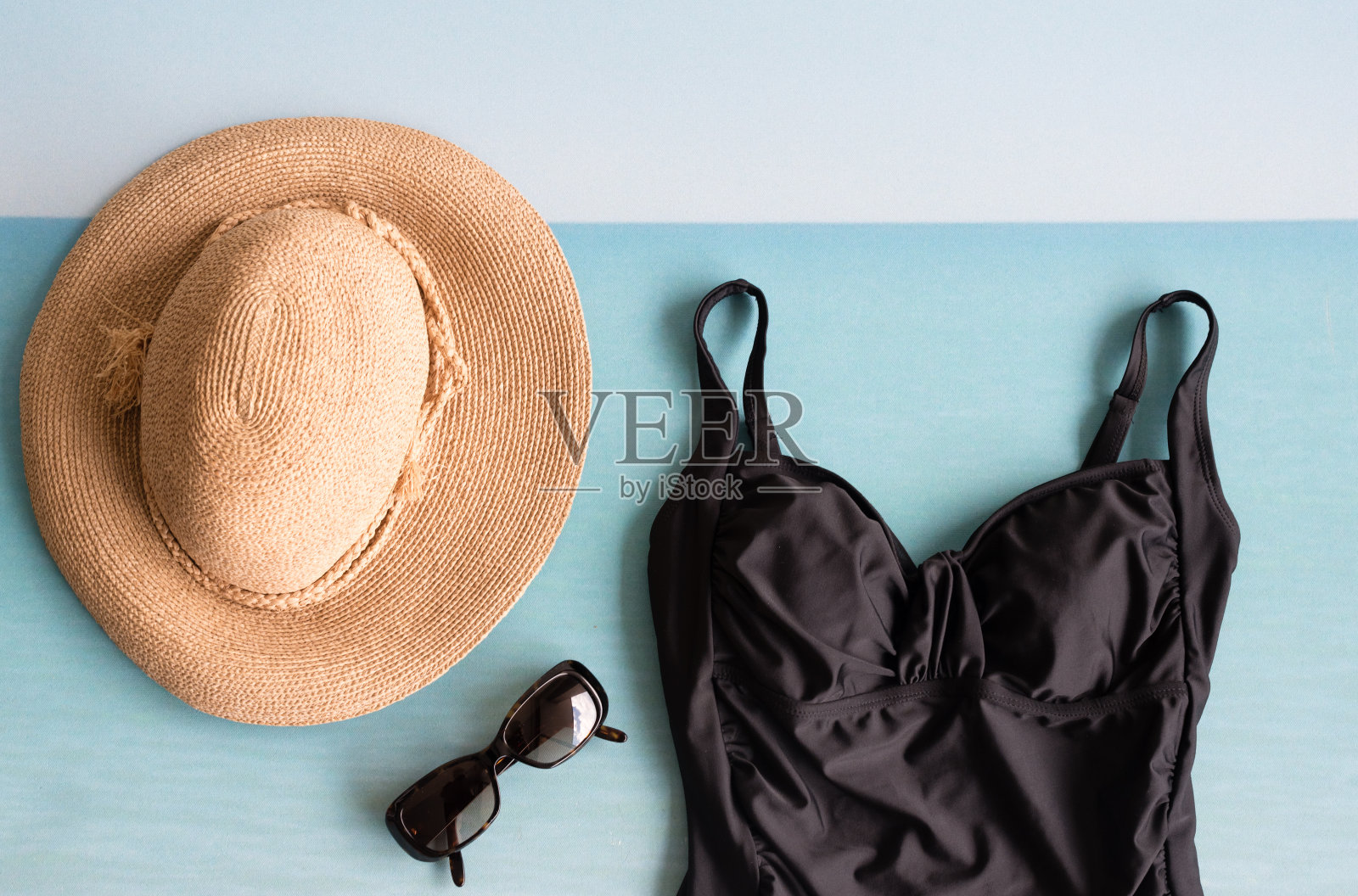 太阳帽，太阳镜和泳衣照片摄影图片