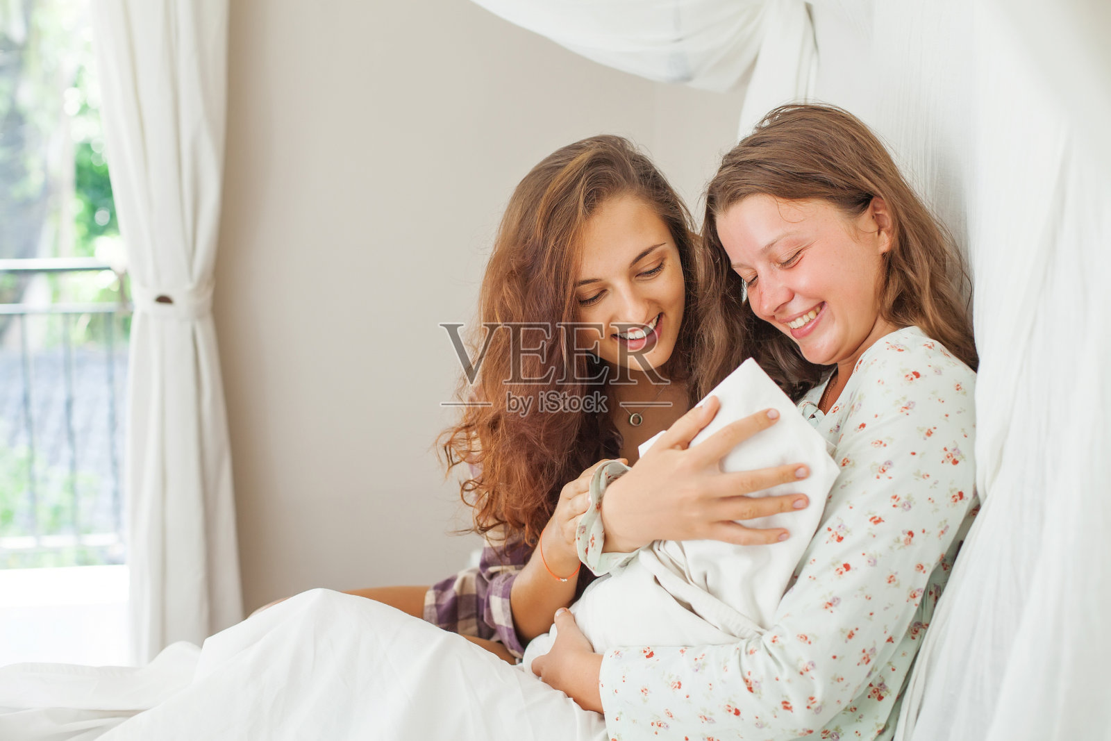 一位妇女在姐姐分娩后抚养她照片摄影图片