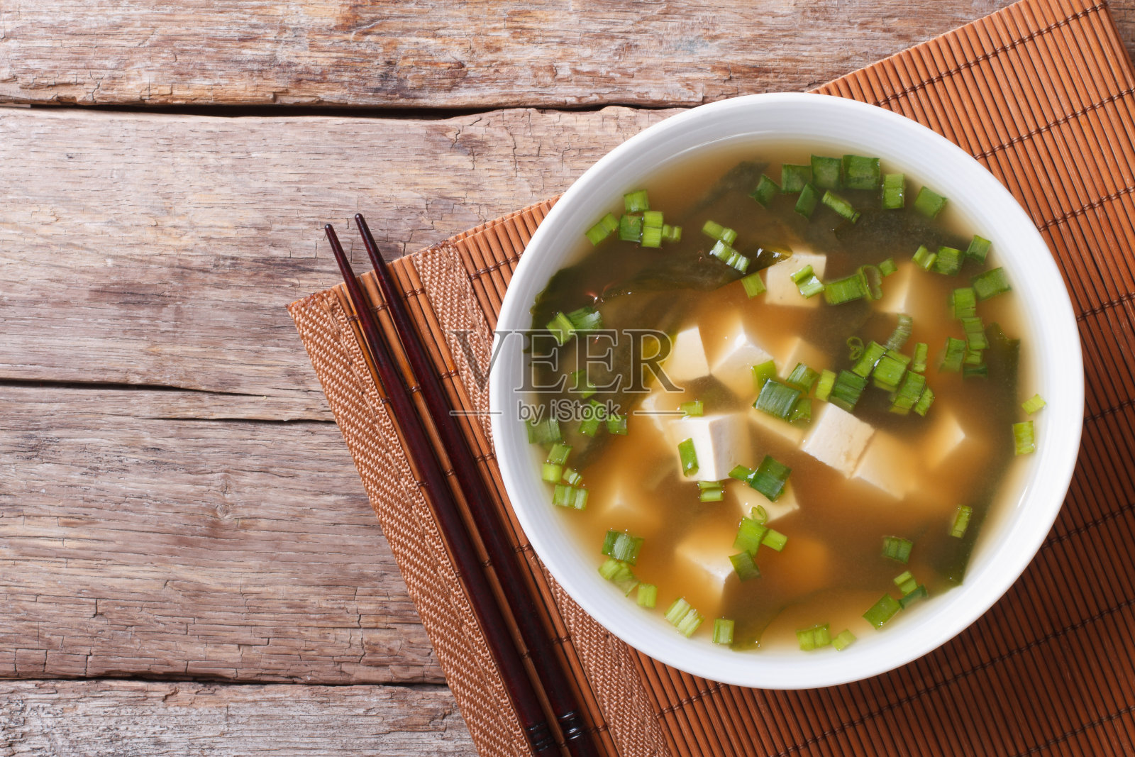 日本味噌汤在一个白色的碗水平俯视图照片摄影图片