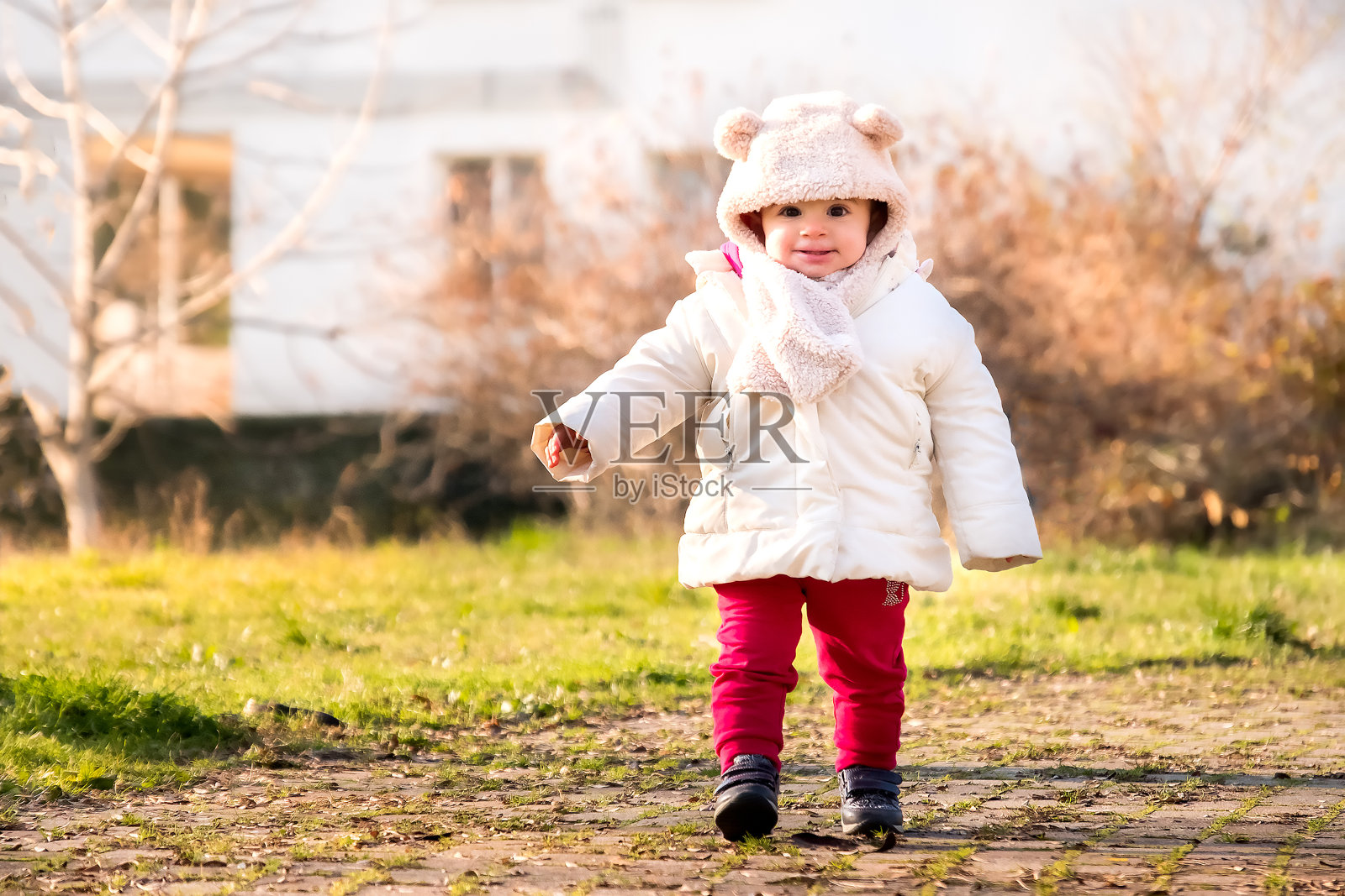 婴儿帽耳朵新生儿行走公园冬装第一步照片摄影图片