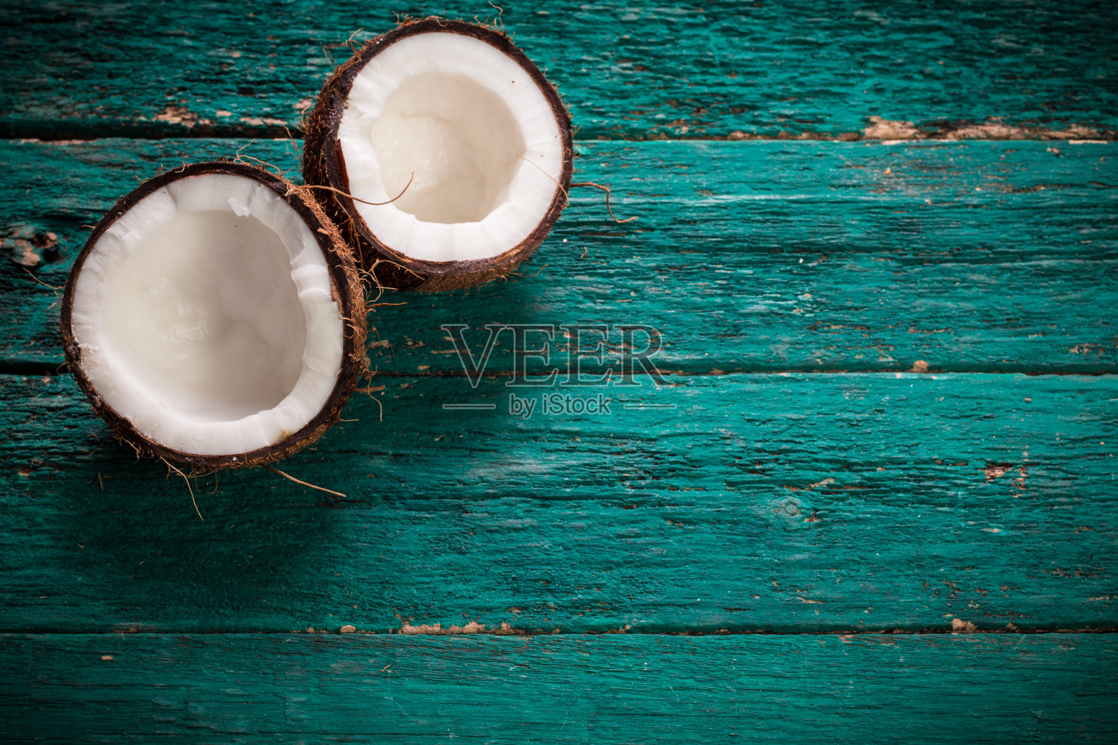 木桌上放着椰子。有机健康食品理念。美容和水疗概念。照片摄影图片