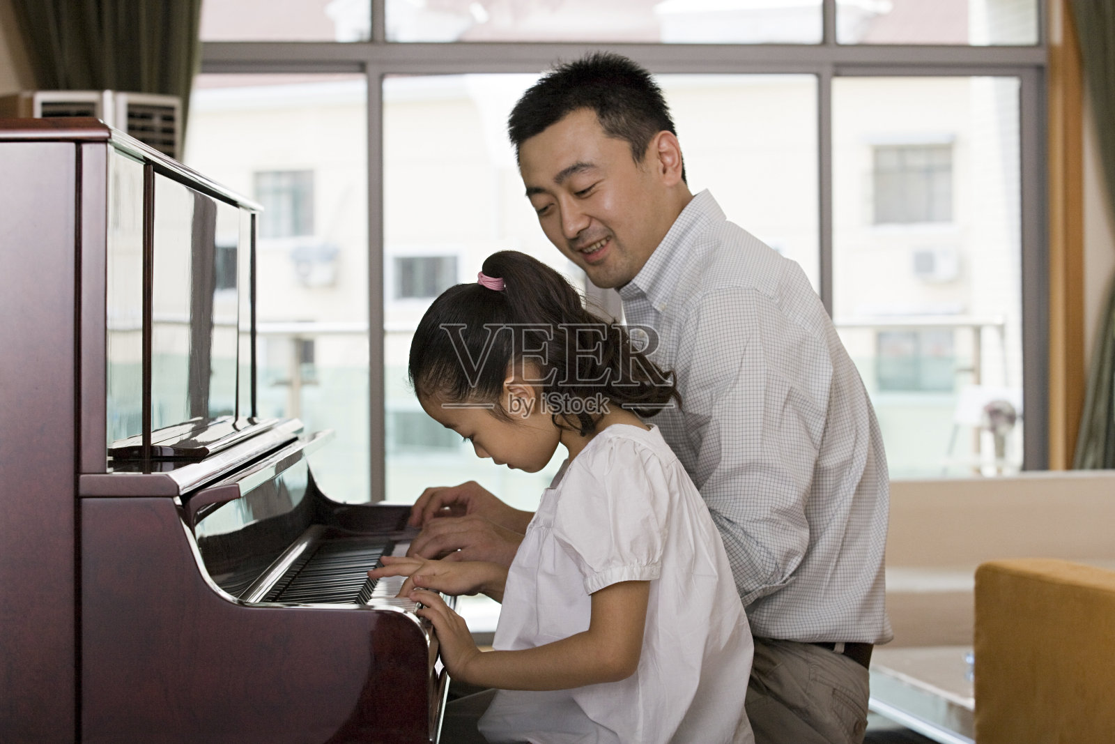 父亲和女儿在弹钢琴照片摄影图片