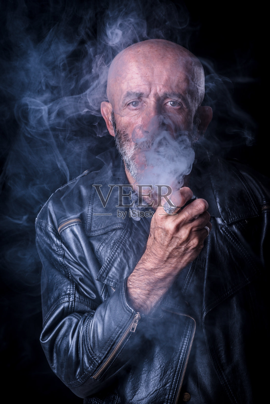 吸烟男子肖像低调照片摄影图片