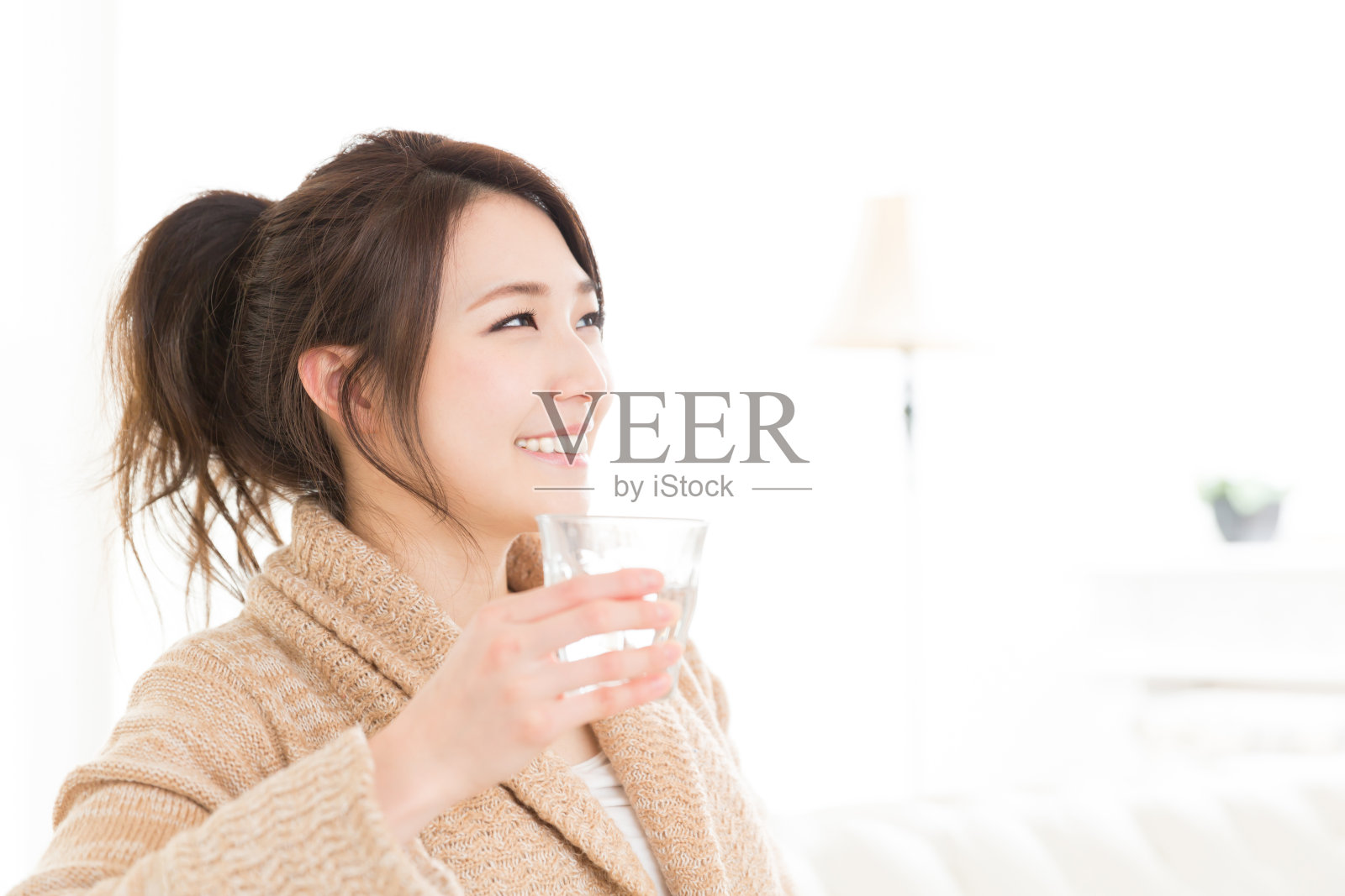 女人的饮用水照片摄影图片