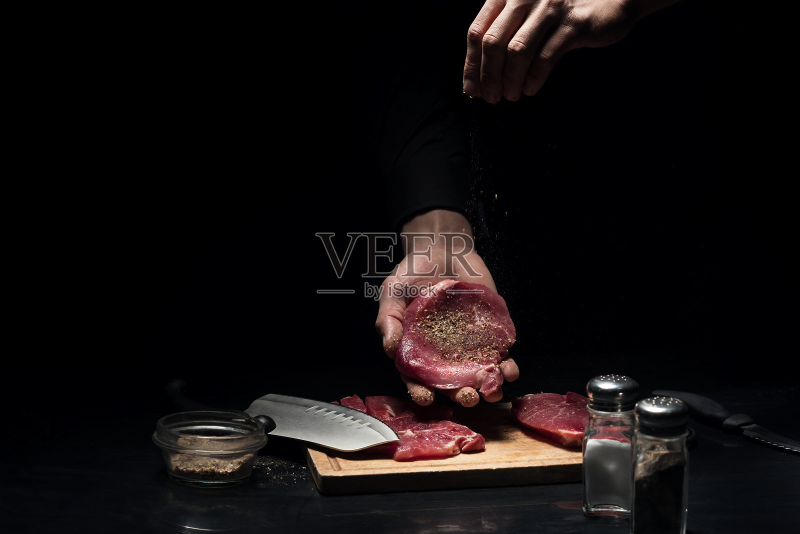 特写的人的手香料的肉照片摄影图片