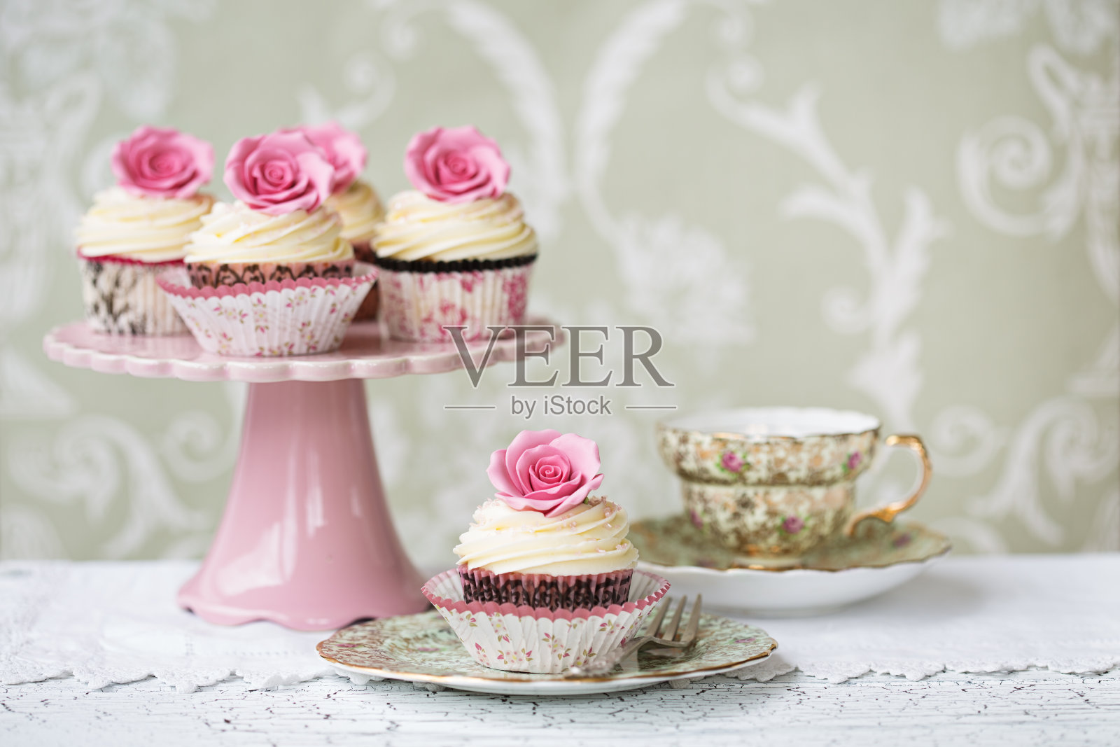 下午茶和玫瑰纸杯蛋糕照片摄影图片