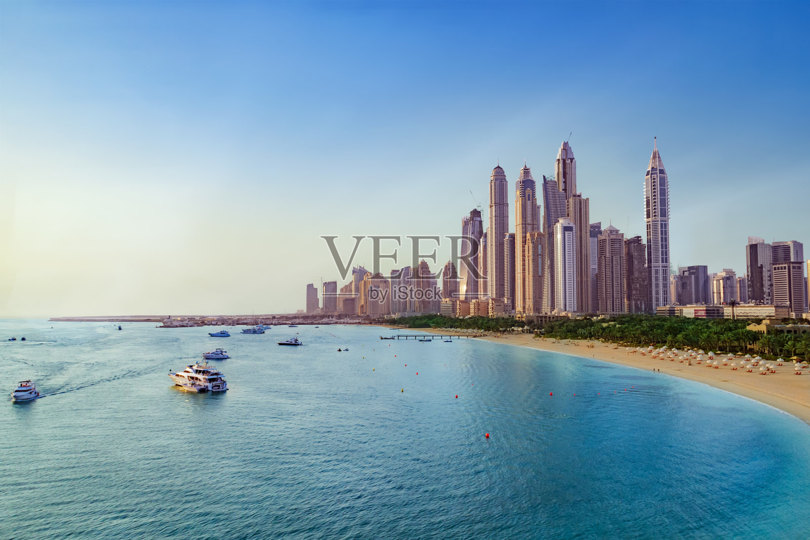 迪拜码头的海滩和天际线照片摄影图片