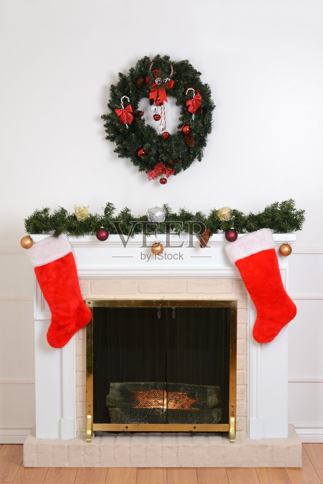 圣诞壁炉和圣诞袜照片摄影图片