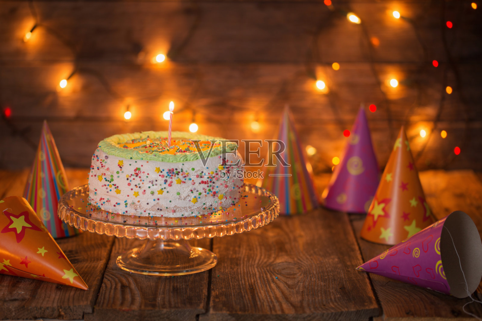生日蛋糕放在木桌上，背景很亮照片摄影图片