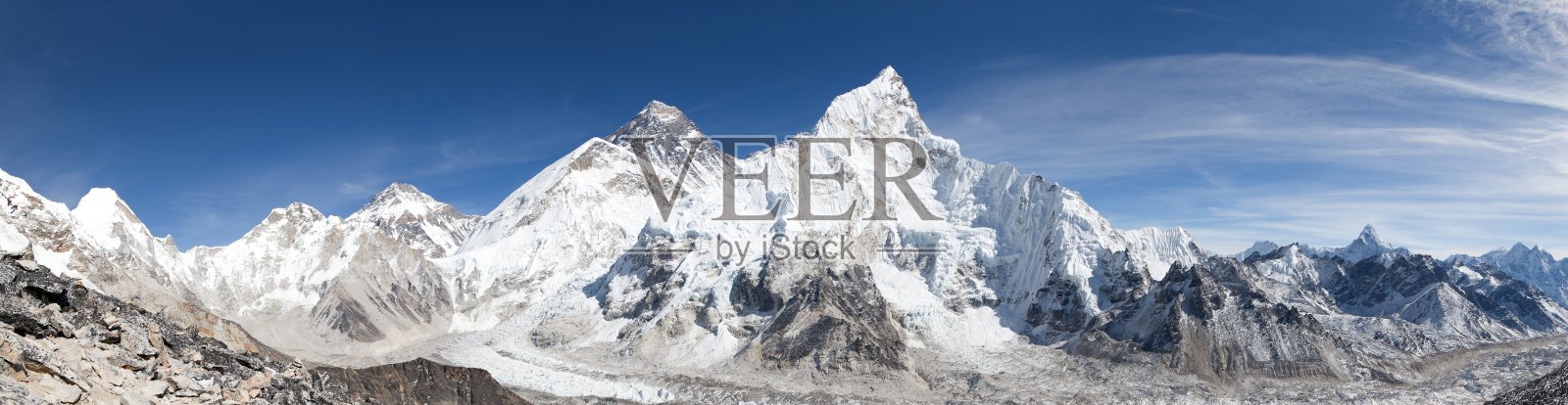 珠穆朗玛峰的全景和美丽的天空照片摄影图片