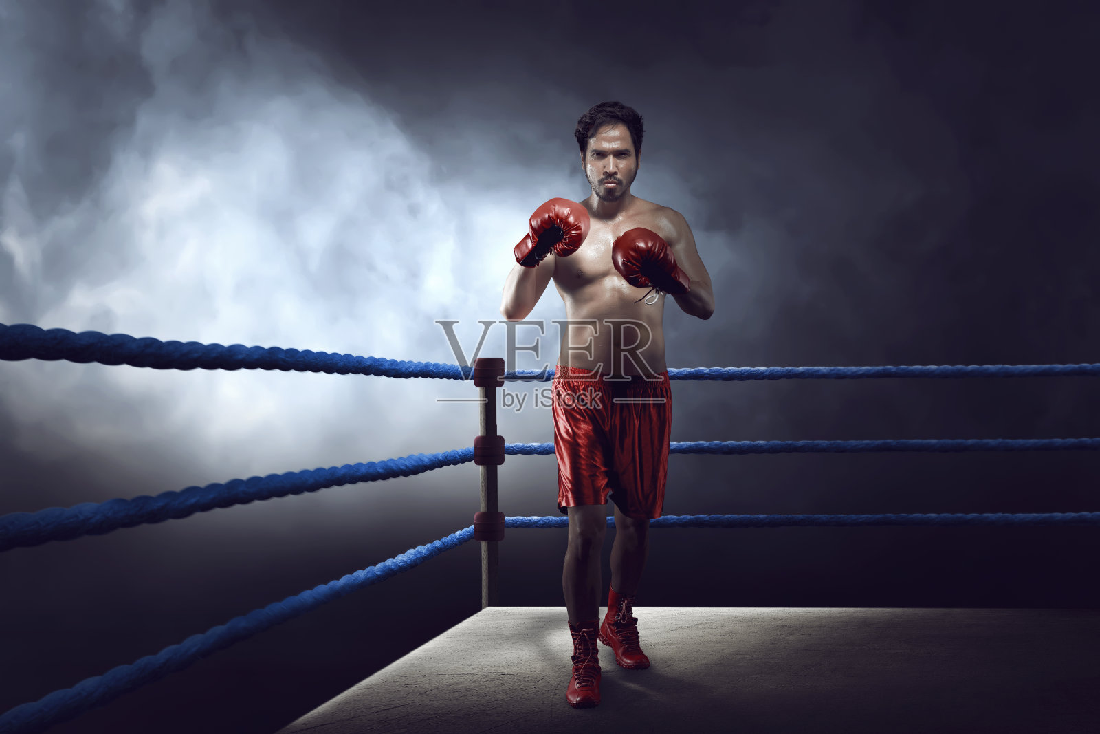 一个戴手套的亚洲职业拳击手在练习照片摄影图片