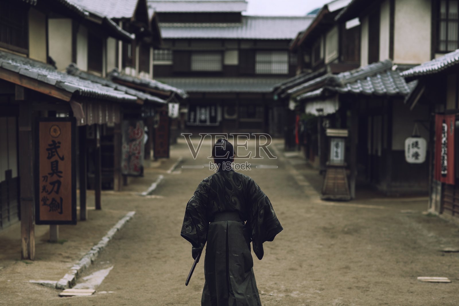 日本村庄里的武士照片摄影图片