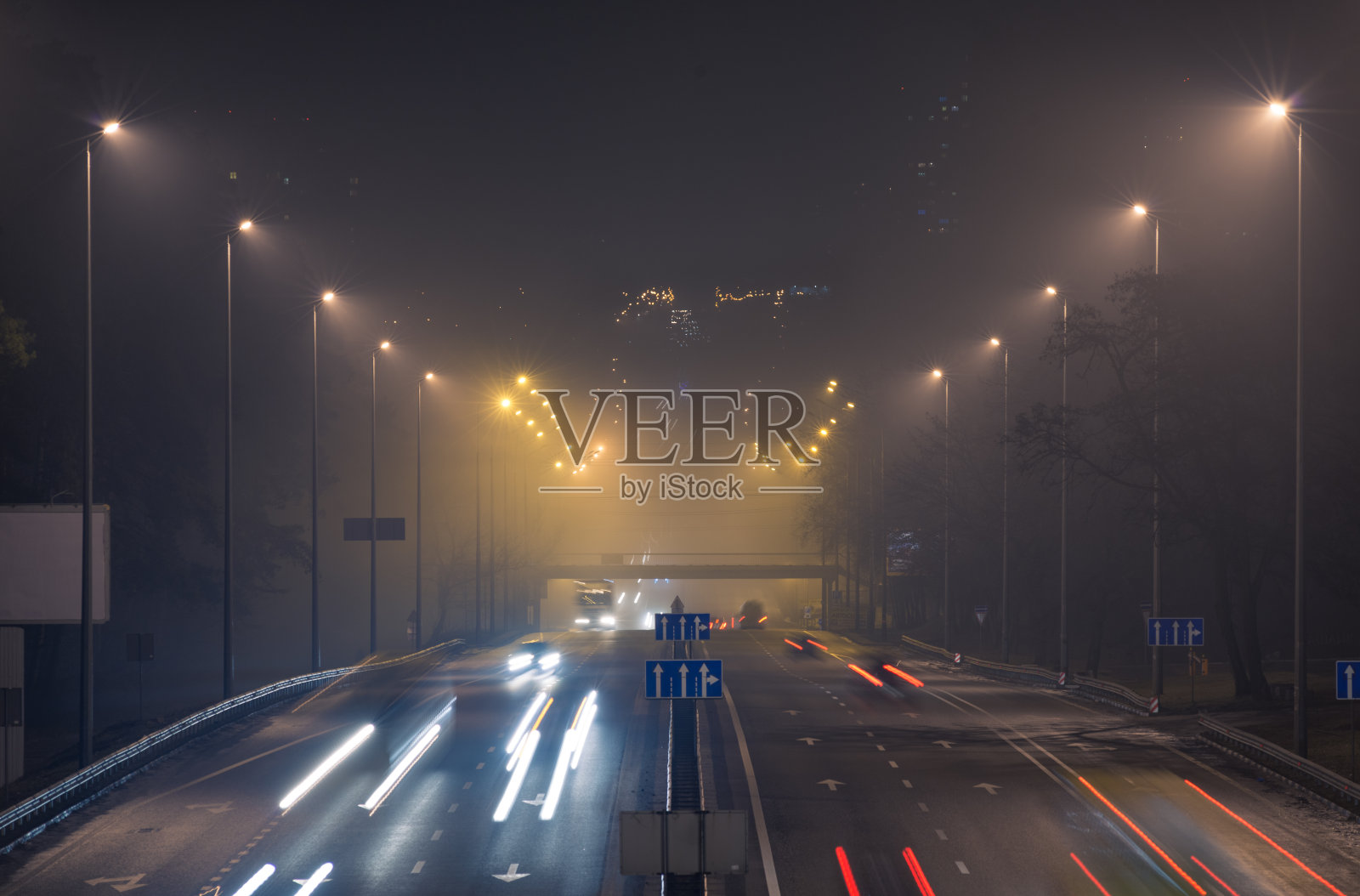 雾夜市内交通，高速公路雾夜照片摄影图片