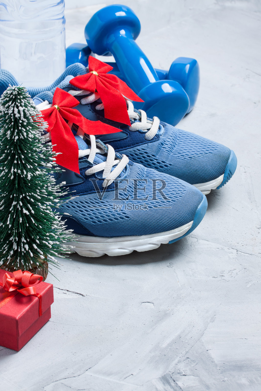 圣诞运动作文用鞋、哑铃、礼物照片摄影图片