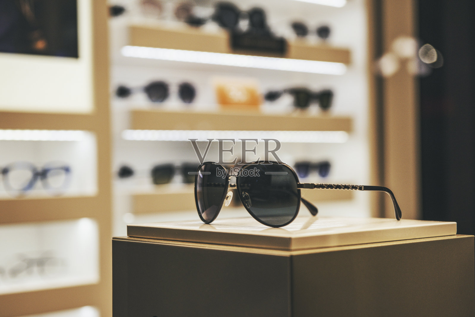 时尚商店橱窗里的优雅太阳镜照片摄影图片