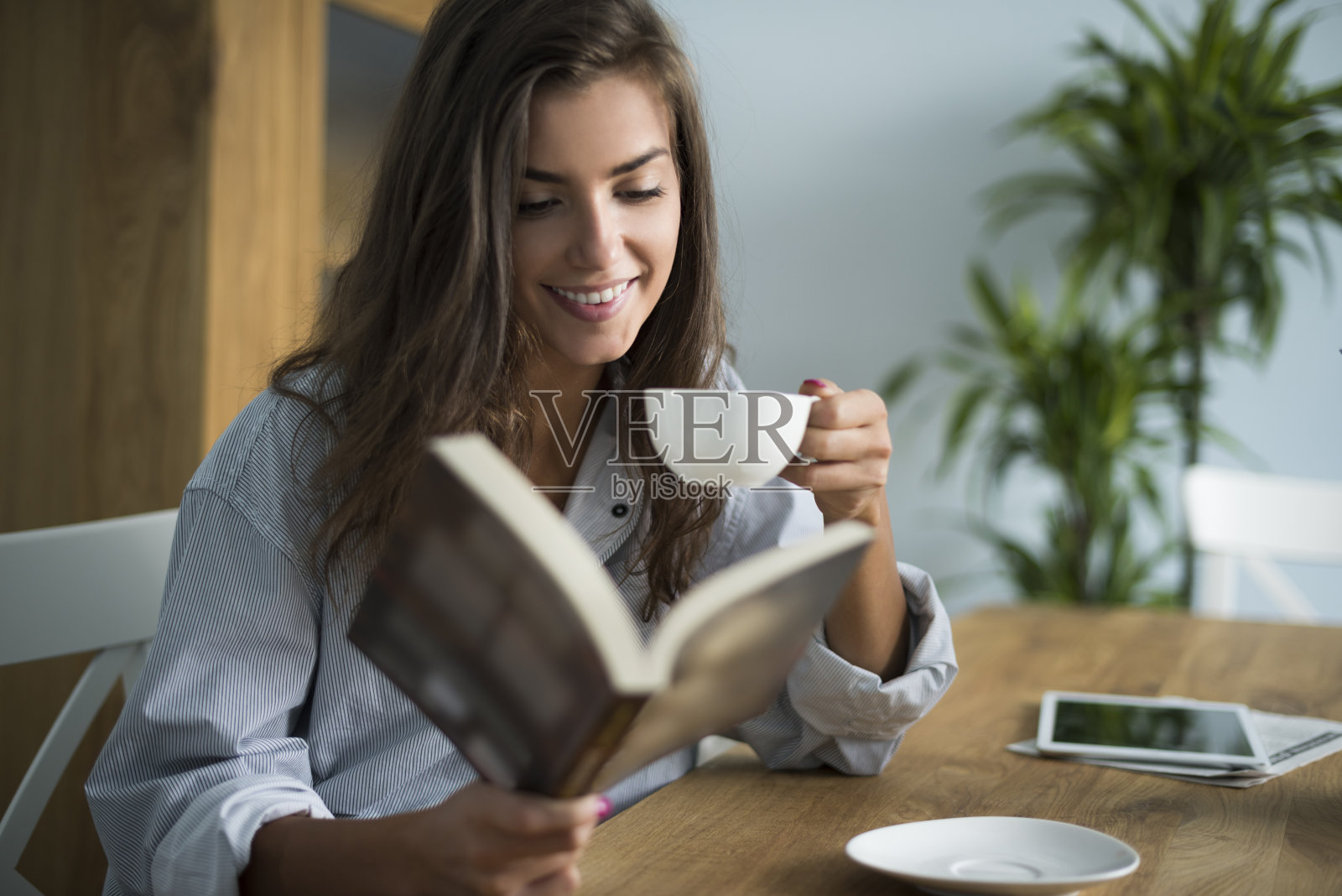 早上的好书和咖啡照片摄影图片