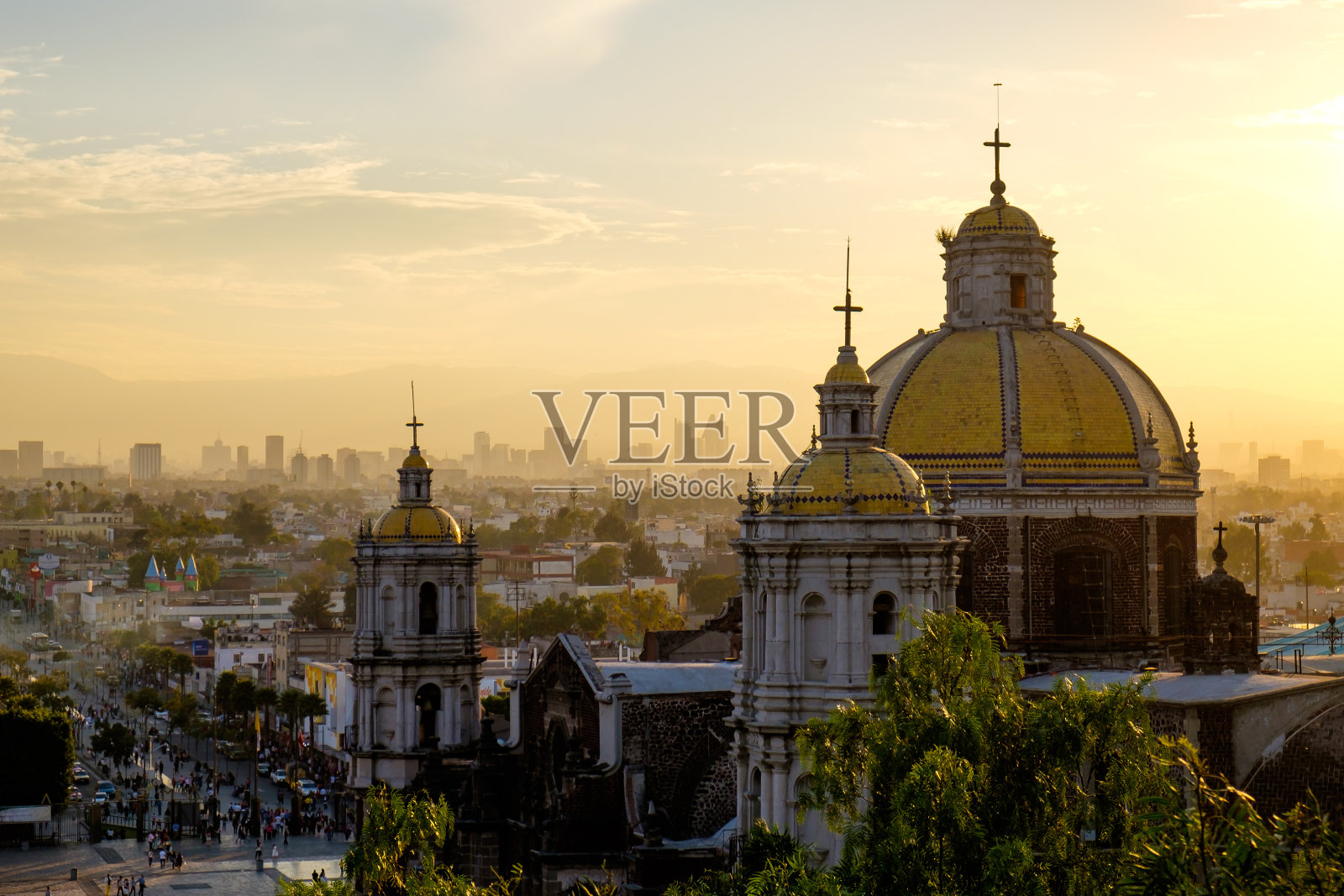 瓜达卢佩大教堂与墨西哥城市天际线的风景照片摄影图片