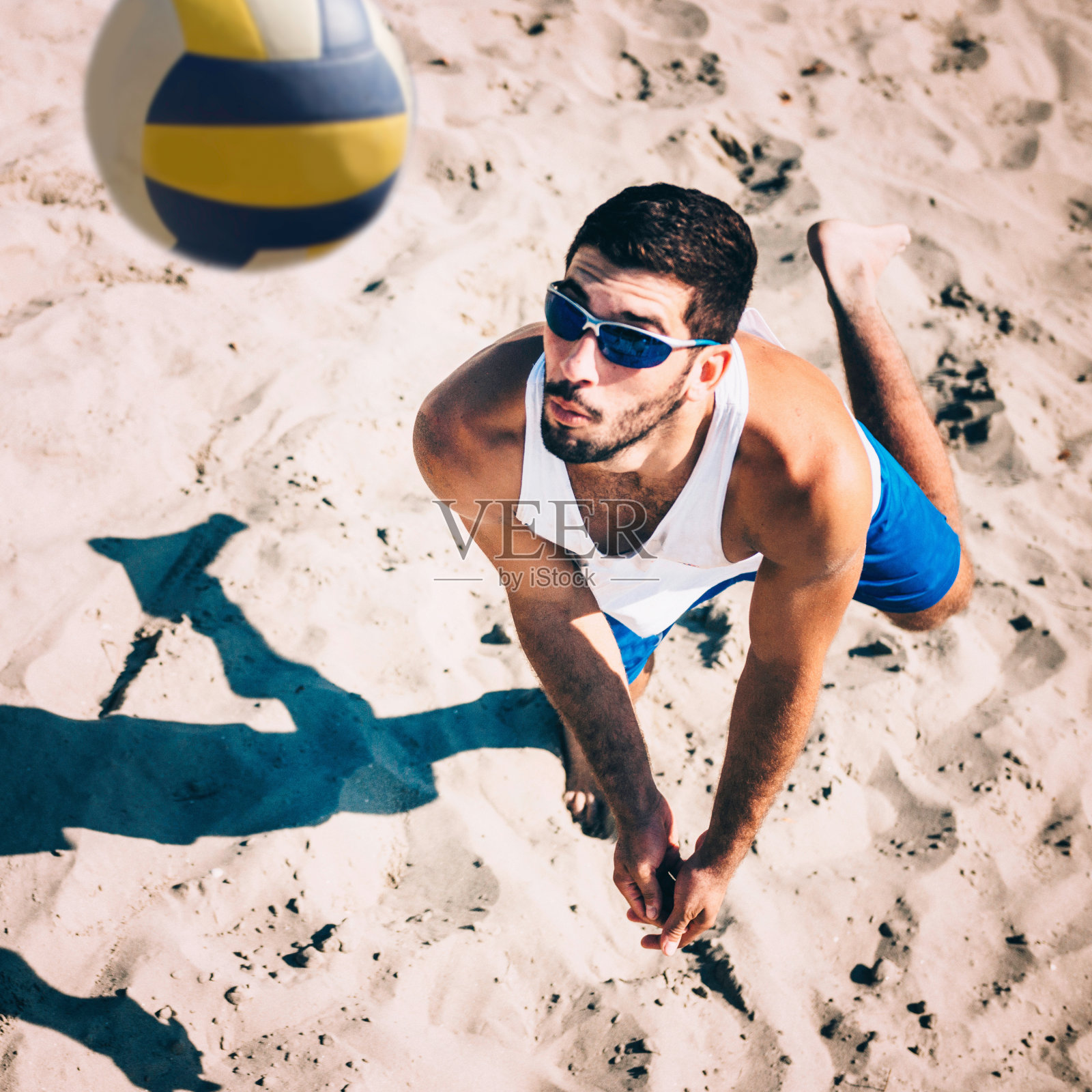 沙滩排球运动员接球，开球照片摄影图片