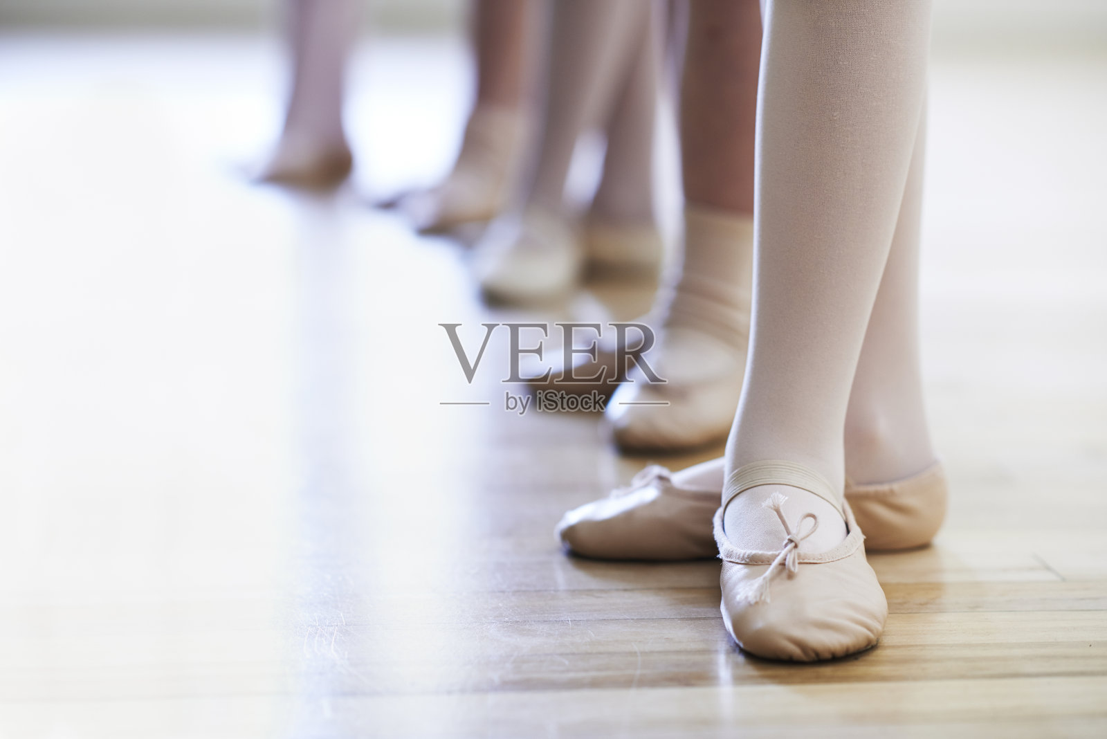 儿童芭蕾舞课上的脚的特写照片摄影图片