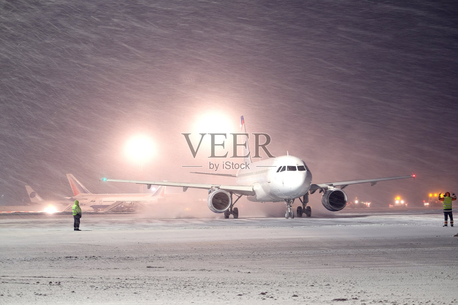 冬天飞机停在机场照片摄影图片