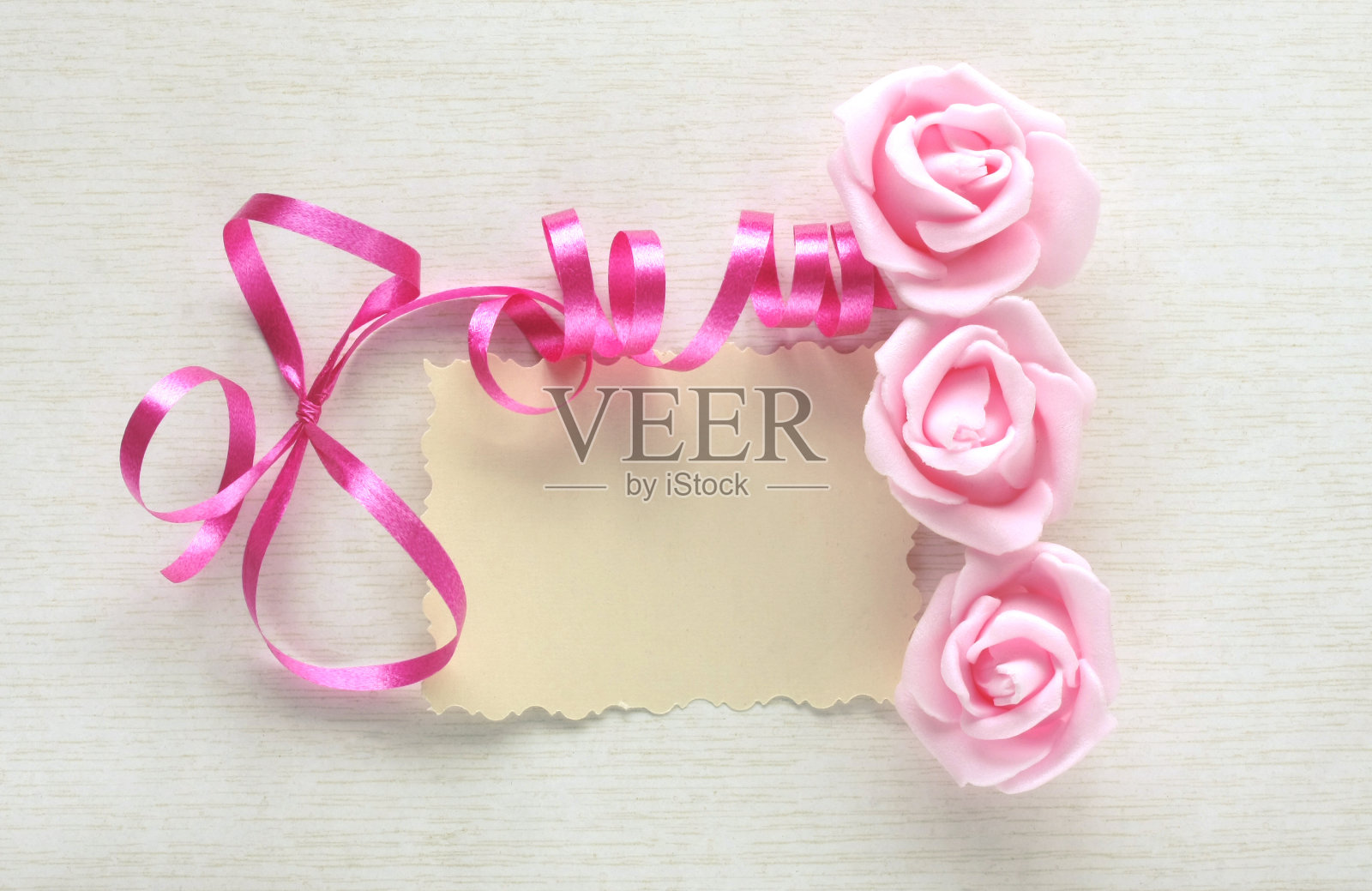 妇女节贺卡、粉红丝带、玫瑰花和白纸照片摄影图片