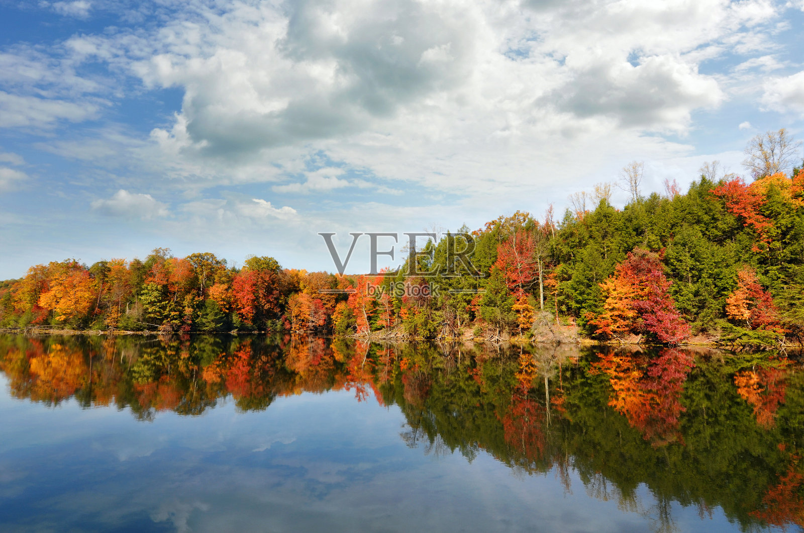 美丽的秋湖在清澈的水中反射着红色的秋天的颜色照片摄影图片