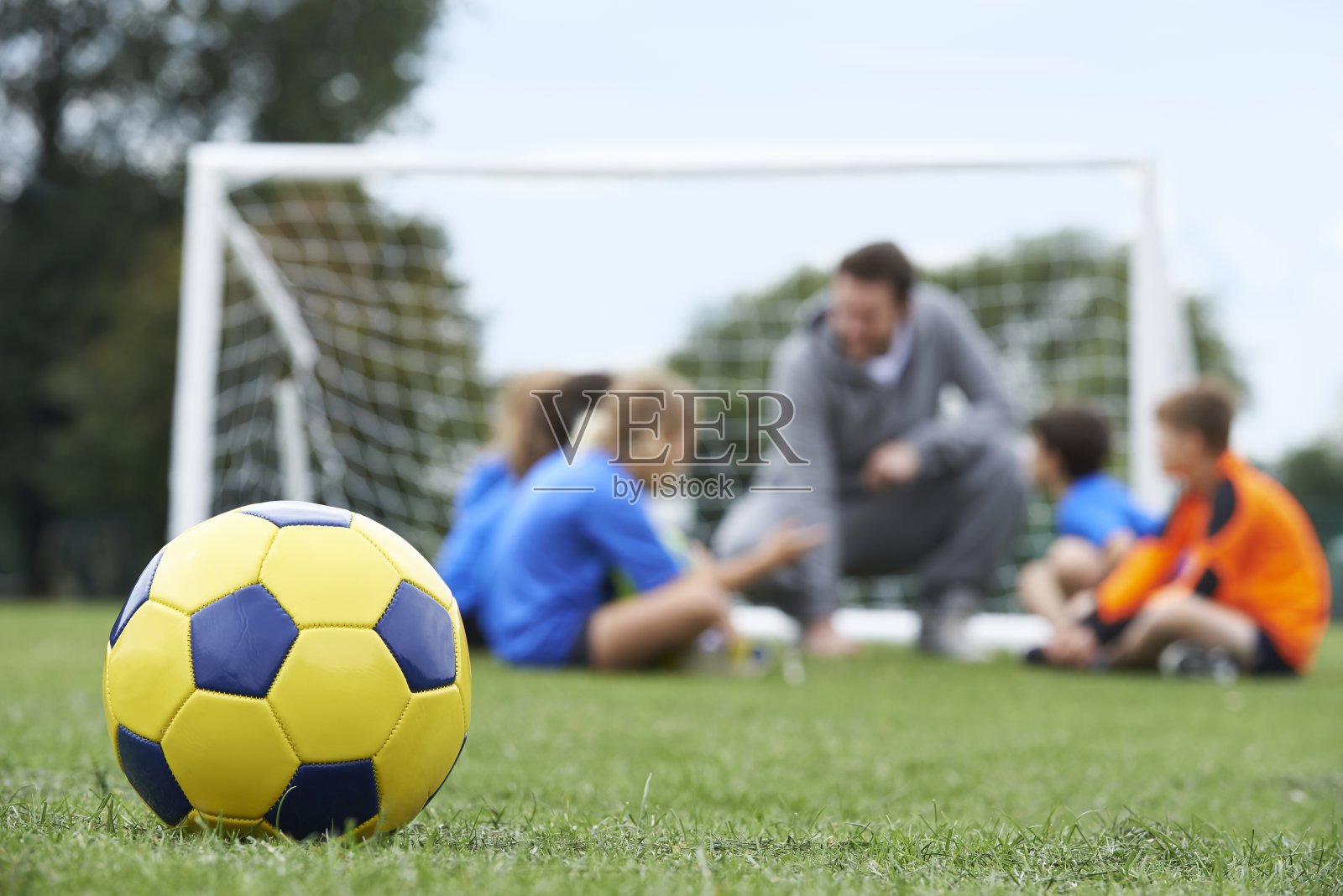 教练和队员在展望足球时讨论足球战术照片摄影图片