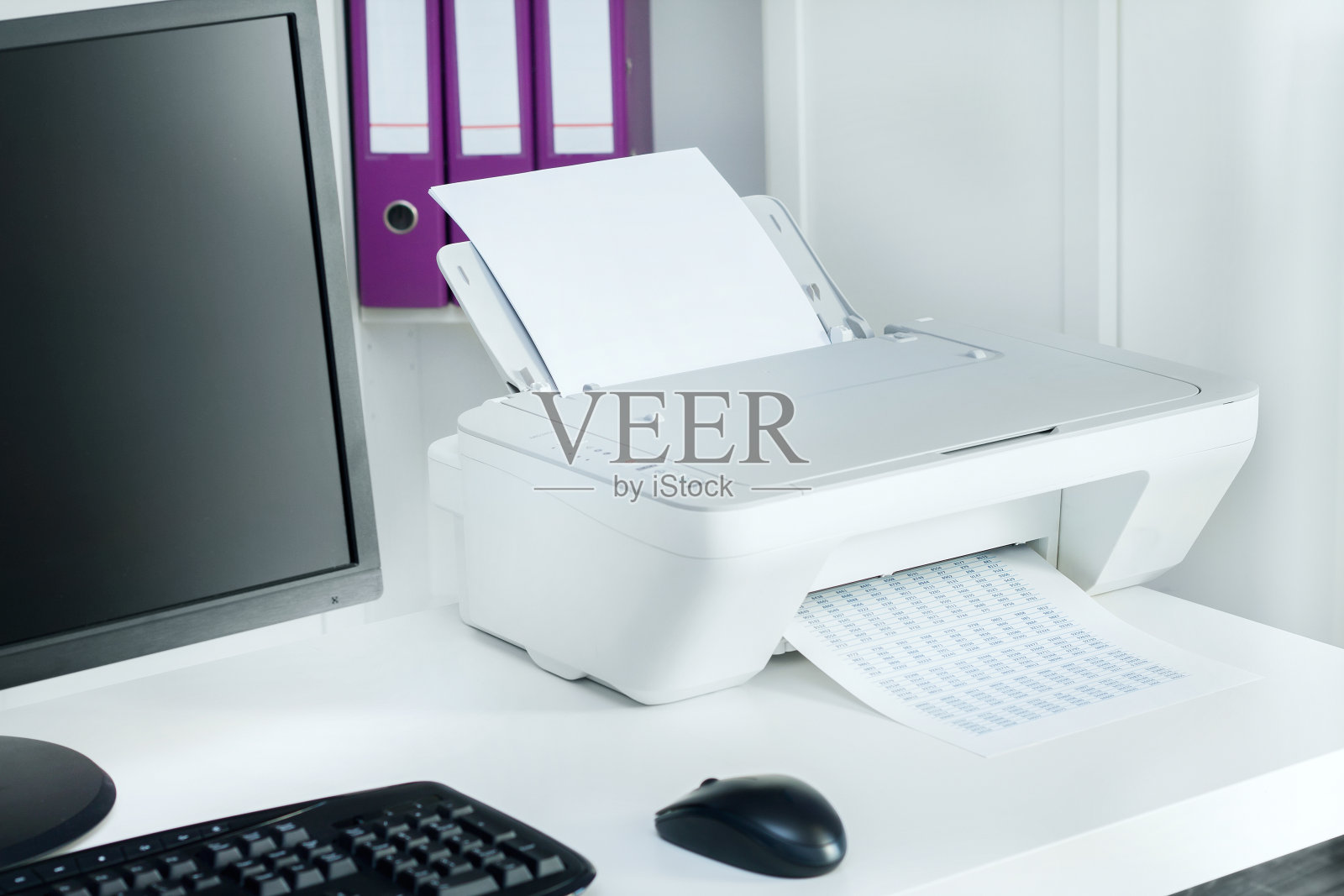 现代办公室中白色打印机和黑色电脑的组合照片摄影图片