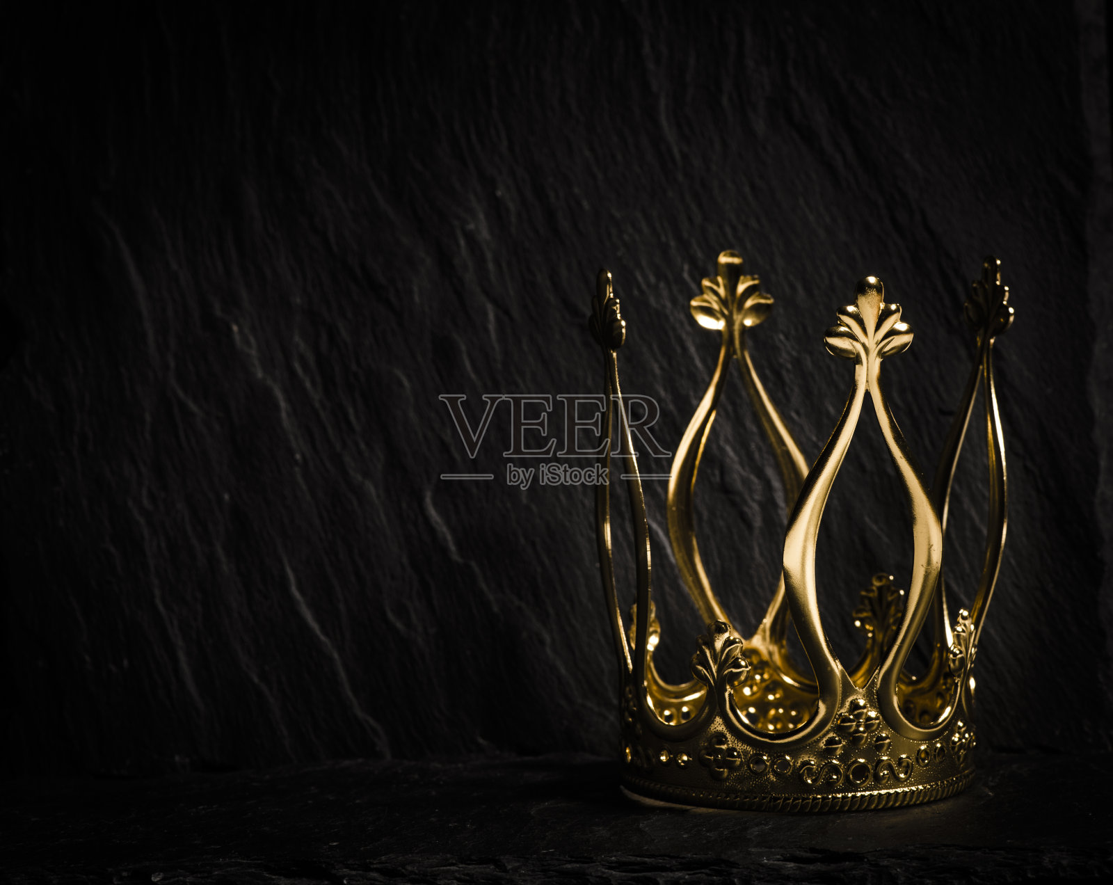 金色皇冠，深色背景照片摄影图片