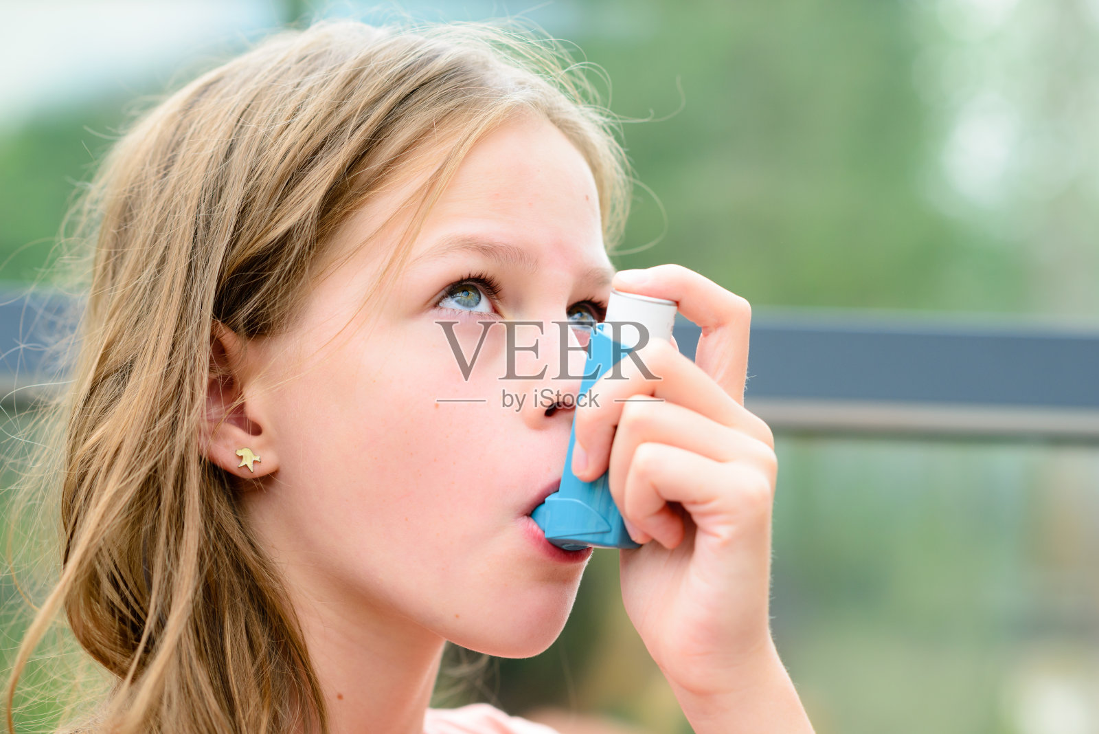 用哮喘吸入器的漂亮女孩照片摄影图片