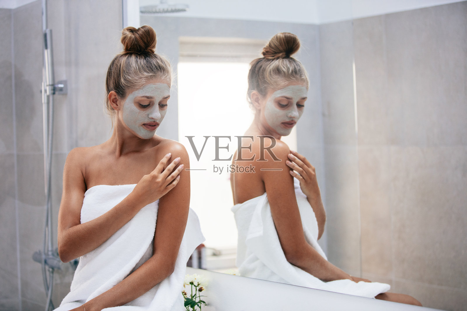 女人洗澡后做皮肤治疗照片摄影图片