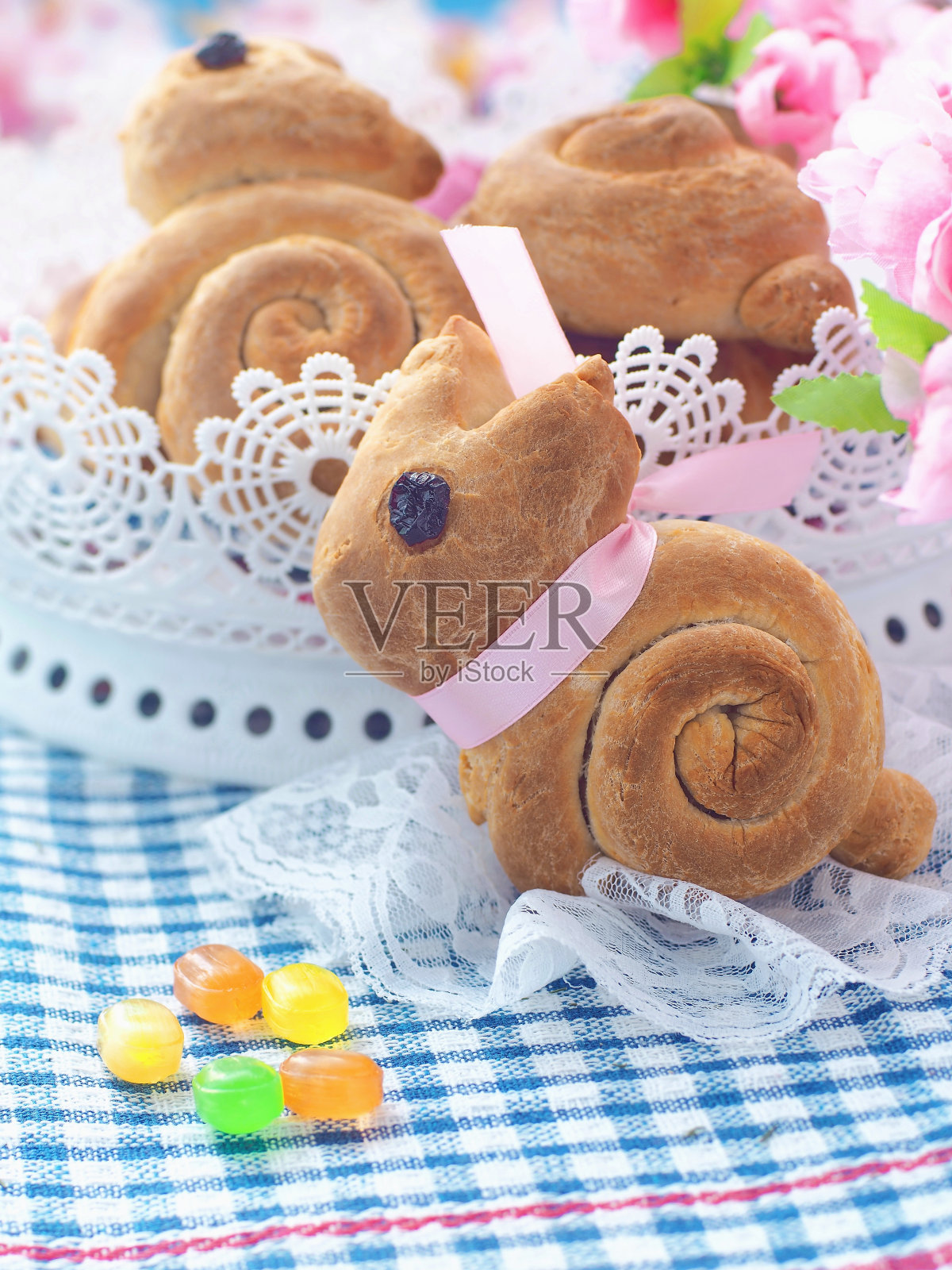 复活节兔子形状的甜面包照片摄影图片